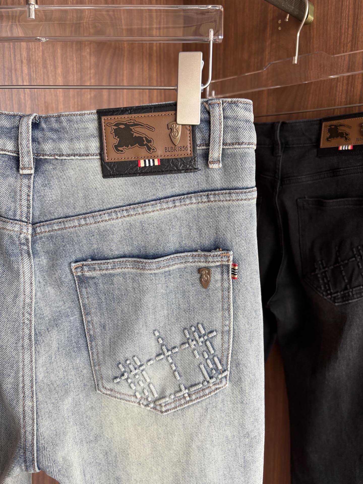 超级有范儿的一款牛仔裤，定制原版水洗牛仔面料，独特设计，顶级刺绣工艺字母图案logo，原版五金辅料装饰，
