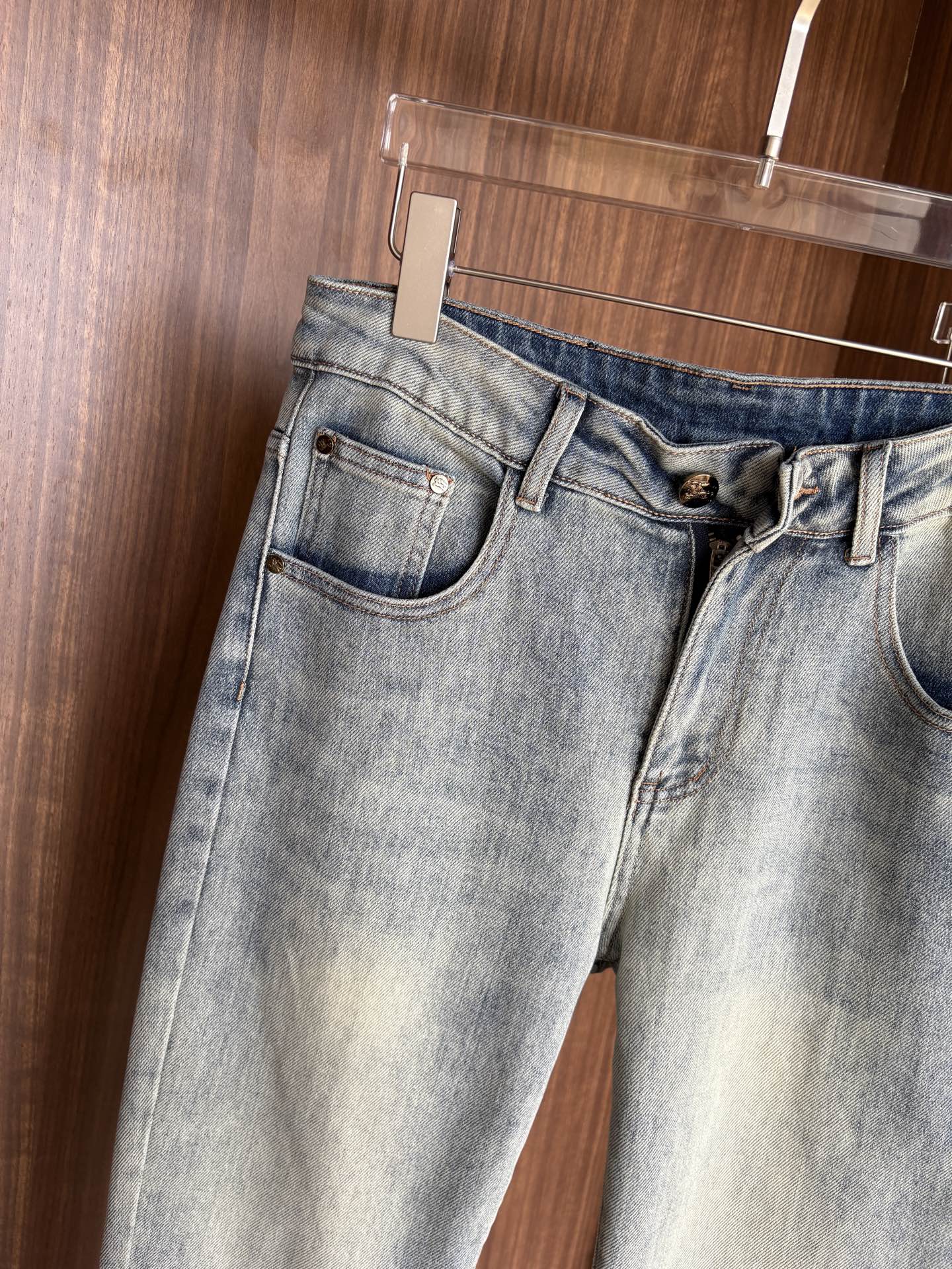 超级有范儿的一款牛仔裤，定制原版水洗牛仔面料，独特设计，顶级刺绣工艺字母图案logo，原版五金辅料装饰，