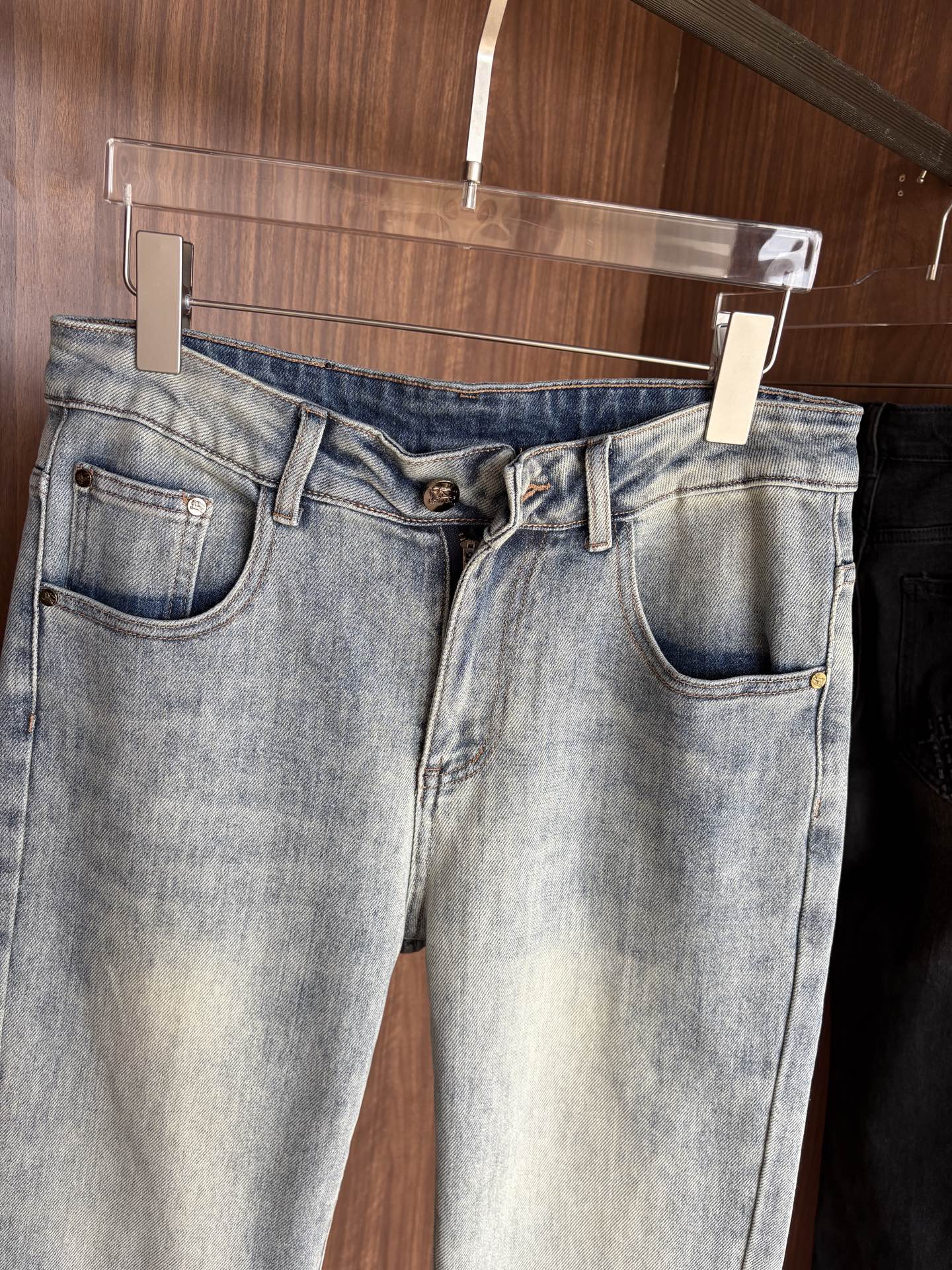 超级有范儿的一款牛仔裤，定制原版水洗牛仔面料，独特设计，顶级刺绣工艺字母图案logo，原版五金辅料装饰，