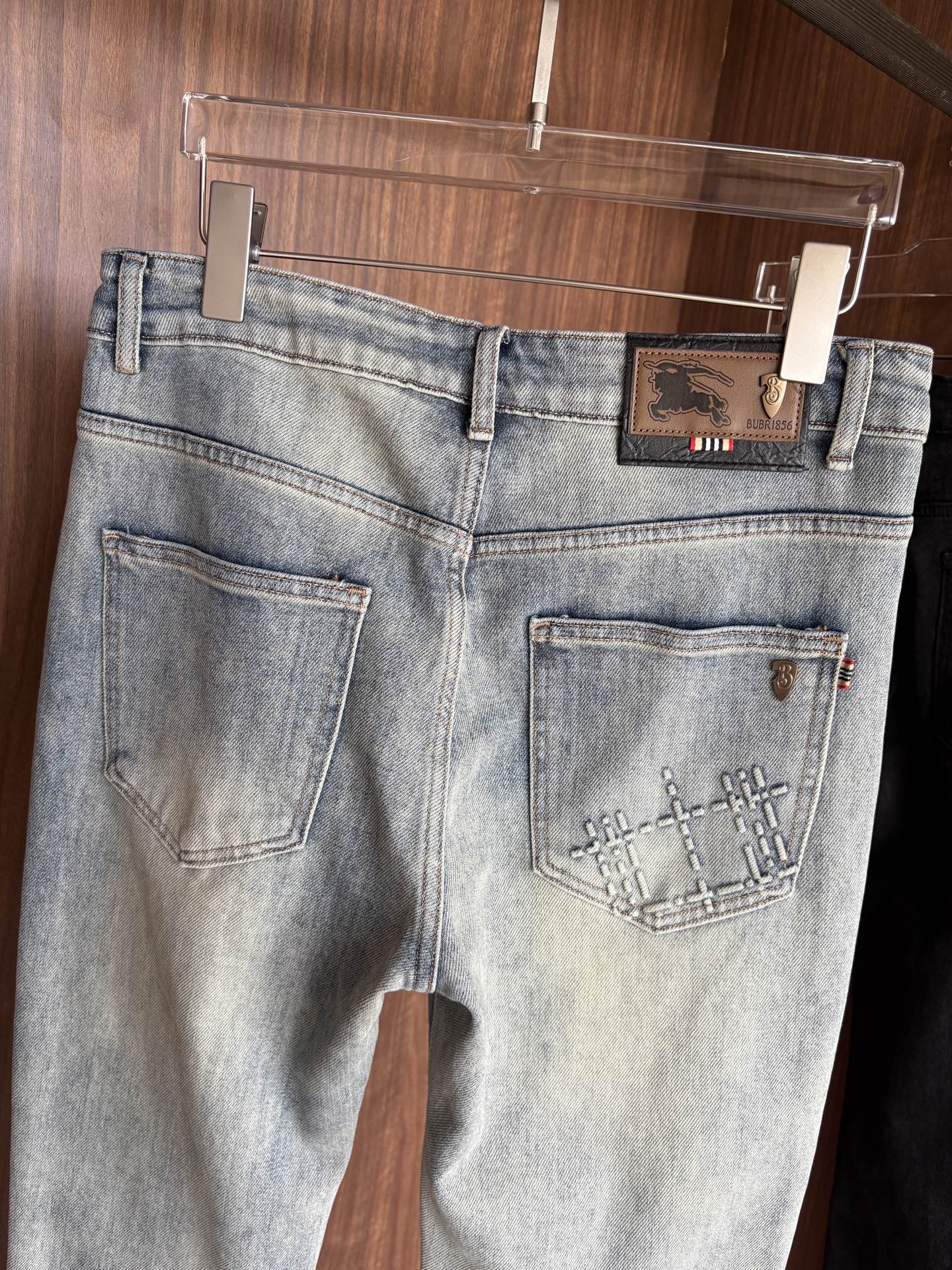 超级有范儿的一款牛仔裤，定制原版水洗牛仔面料，独特设计，顶级刺绣工艺字母图案logo，原版五金辅料装饰，