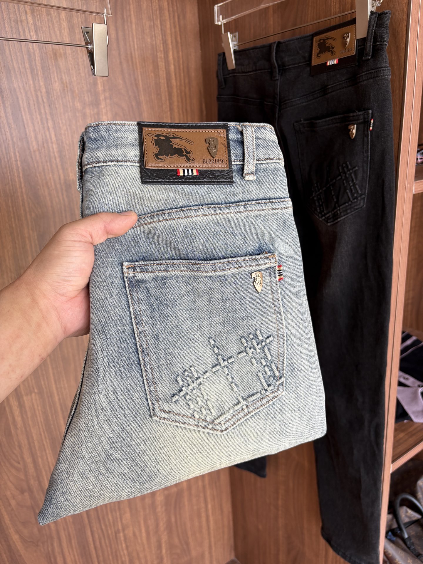 NO:522102,A super stylish jeans, customized original washing denim fabric, unique design, top-grade embroidery craft letter pattern logo, original hardware and auxiliary decoration, extremely superior jeans, the materials and craftsmanship are extremely luxurious and exquisite, the grade is extremely high, the upper body is handsome and stylish, recommended, 003 yards 29-38 without 35; 37, jeans, alexander wang19860909超级有范儿的一款牛仔裤,定制原版水洗牛仔面料,独特设计,顶级刺绣工艺字母图案logo,原版五金辅料装饰,极为翘楚的一款牛仔裤,用料与工艺都极致奢华精湛,档次极高,上身帅气有型,推荐,003码数29-38没35；37,,jeans,alexander wang,Men's clothing