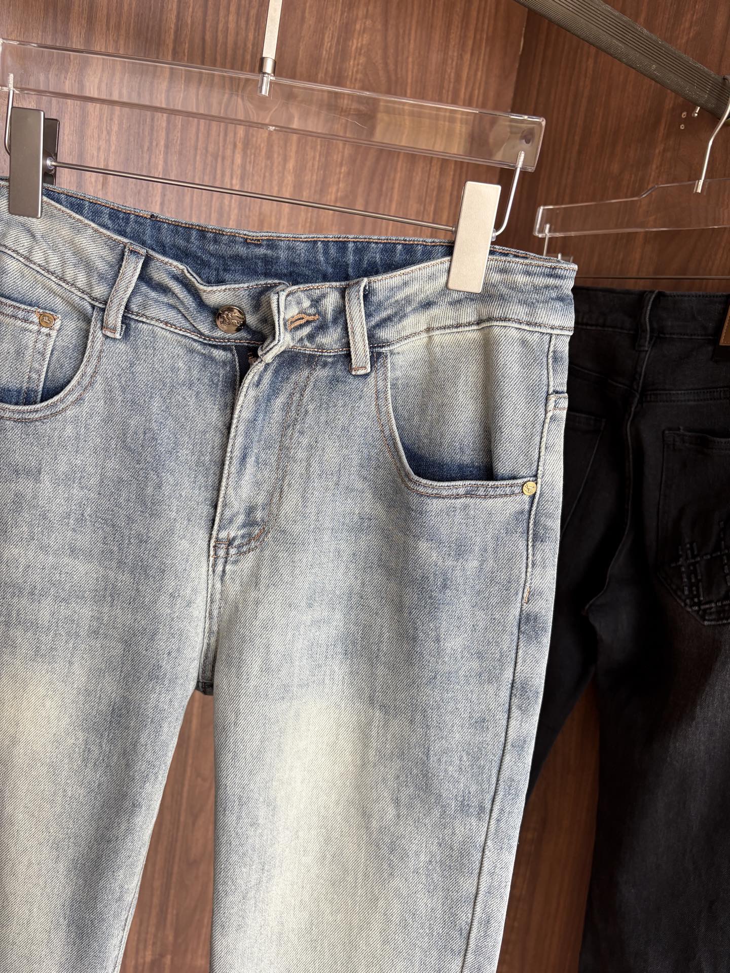 超级有范儿的一款牛仔裤，定制原版水洗牛仔面料，独特设计，顶级刺绣工艺字母图案logo，原版五金辅料装饰，