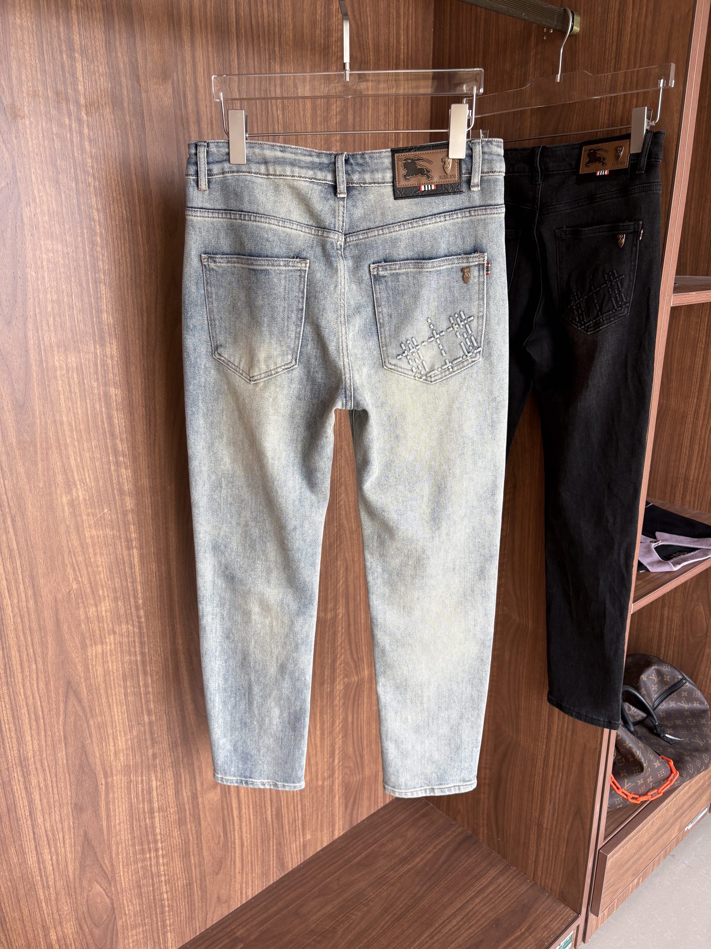 超级有范儿的一款牛仔裤，定制原版水洗牛仔面料，独特设计，顶级刺绣工艺字母图案logo，原版五金辅料装饰，