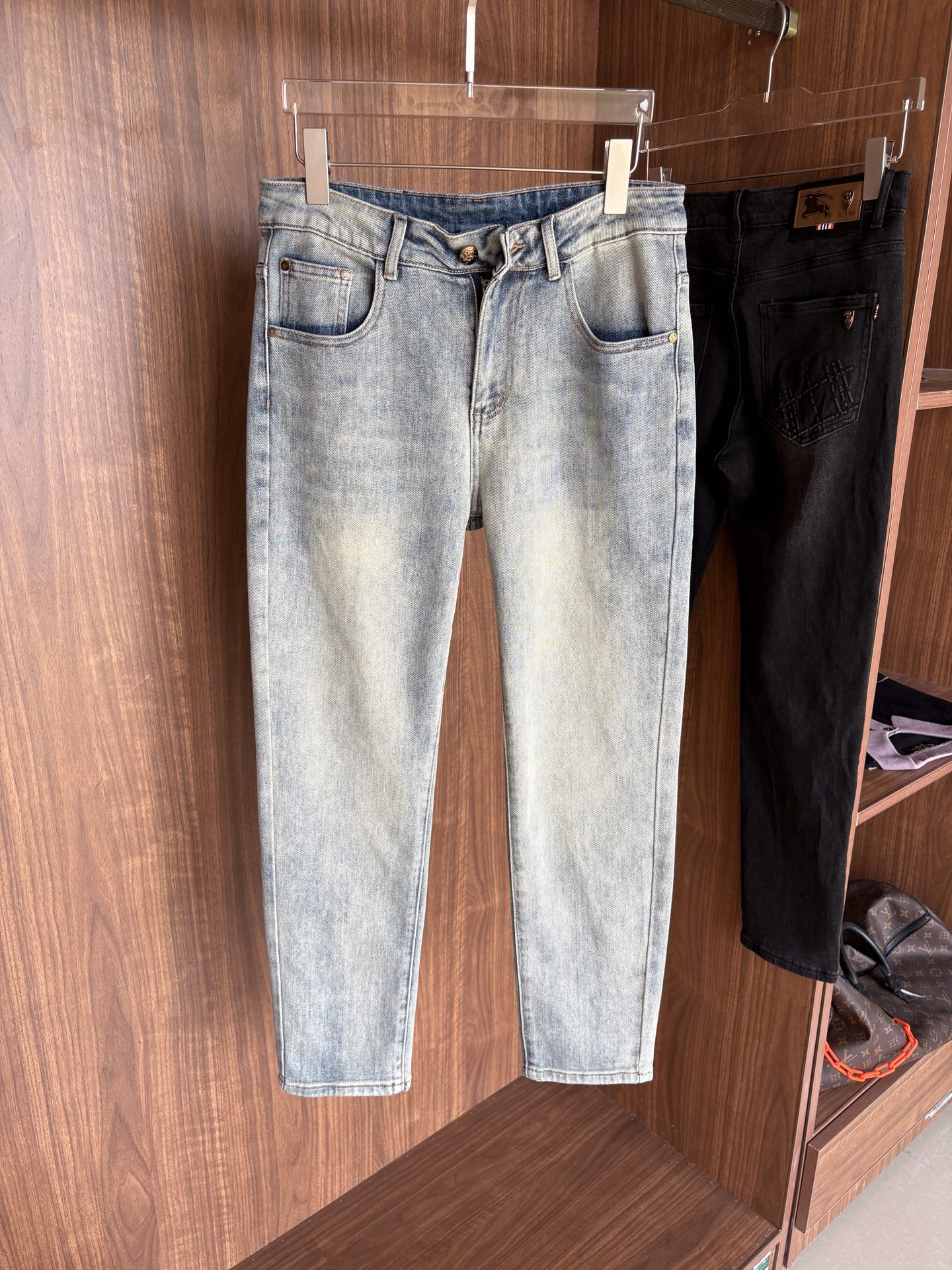 超级有范儿的一款牛仔裤，定制原版水洗牛仔面料，独特设计，顶级刺绣工艺字母图案logo，原版五金辅料装饰，