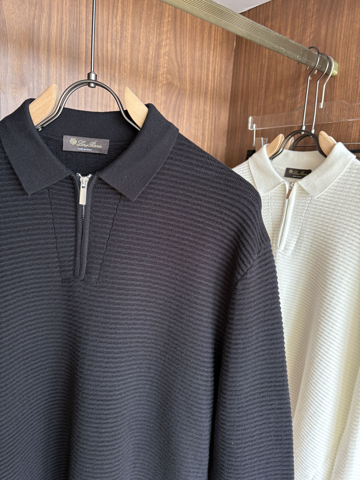 耗时王”菱形提花设计甄选超细优质纱线翻领短袖男士典藏款「耗时王」长袖针织奢雅工艺，触肤即高阶。• 匠心底