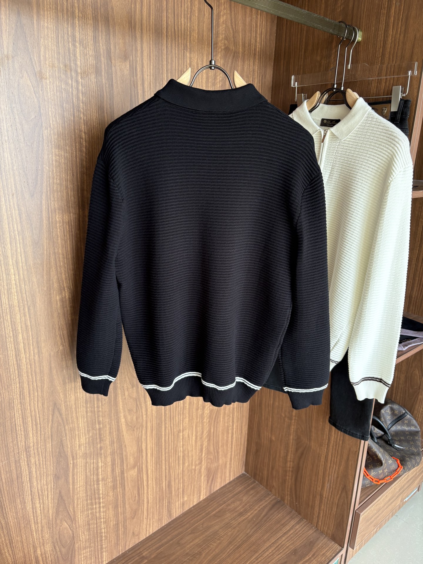 耗时王”菱形提花设计甄选超细优质纱线翻领短袖男士典藏款「耗时王」长袖针织奢雅工艺，触肤即高阶。• 匠心底