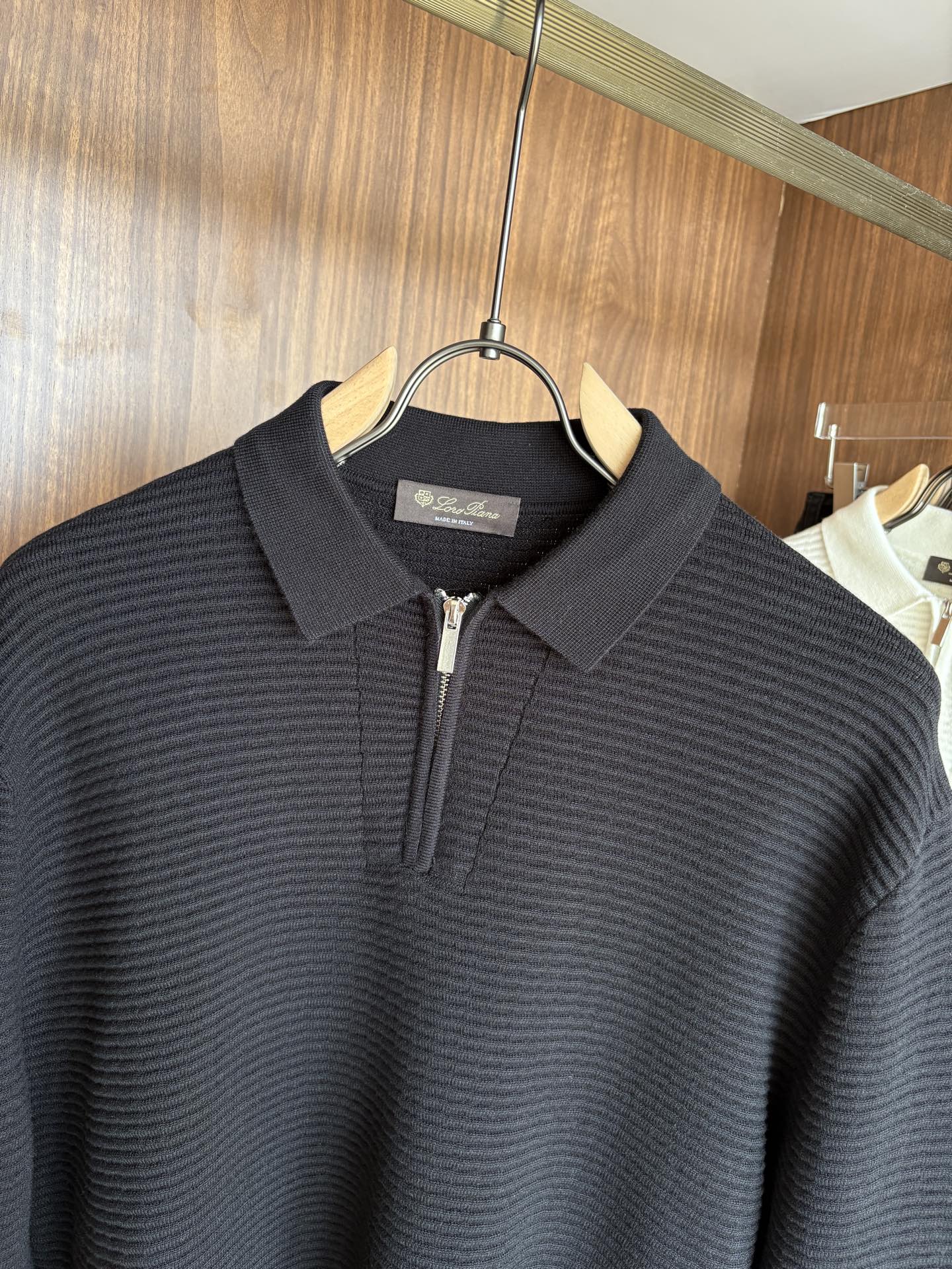 耗时王”菱形提花设计甄选超细优质纱线翻领短袖男士典藏款「耗时王」长袖针织奢雅工艺，触肤即高阶。• 匠心底