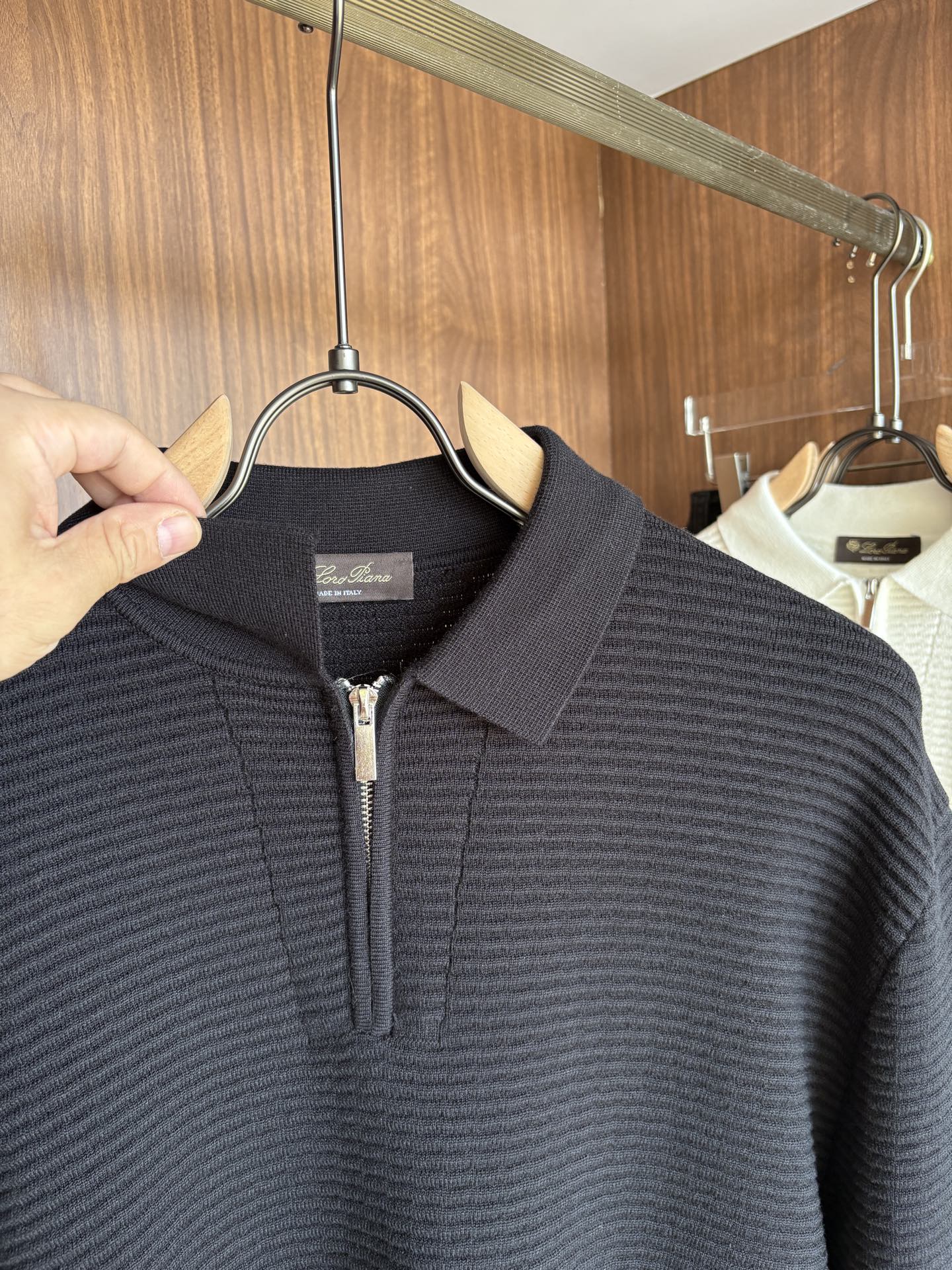 耗时王”菱形提花设计甄选超细优质纱线翻领短袖男士典藏款「耗时王」长袖针织奢雅工艺，触肤即高阶。• 匠心底