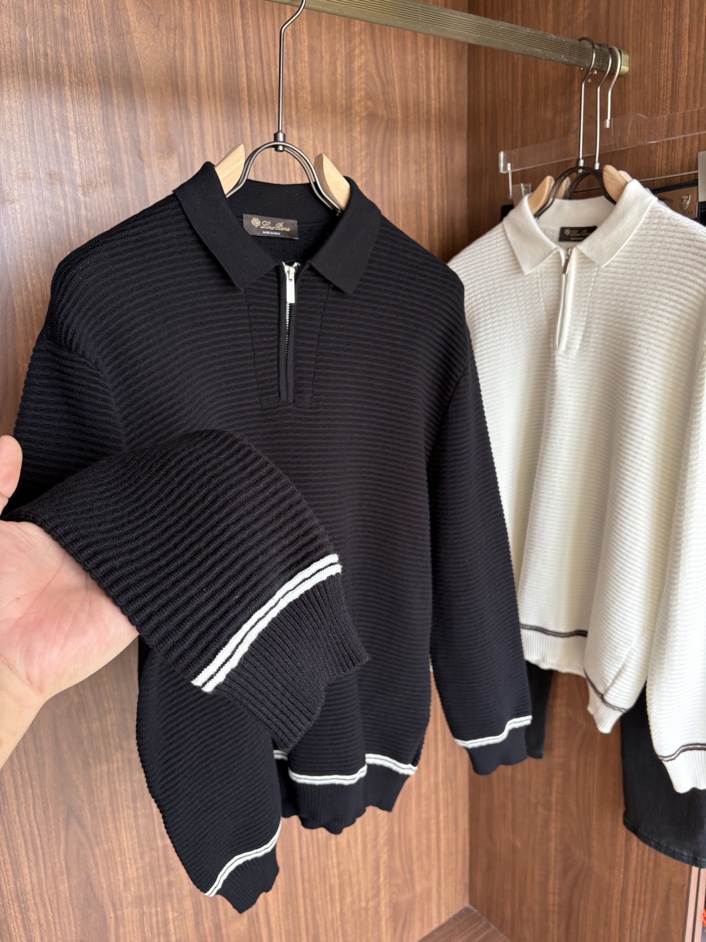 耗时王”菱形提花设计甄选超细优质纱线翻领短袖男士典藏款「耗时王」长袖针织奢雅工艺，触肤即高阶。• 匠心底