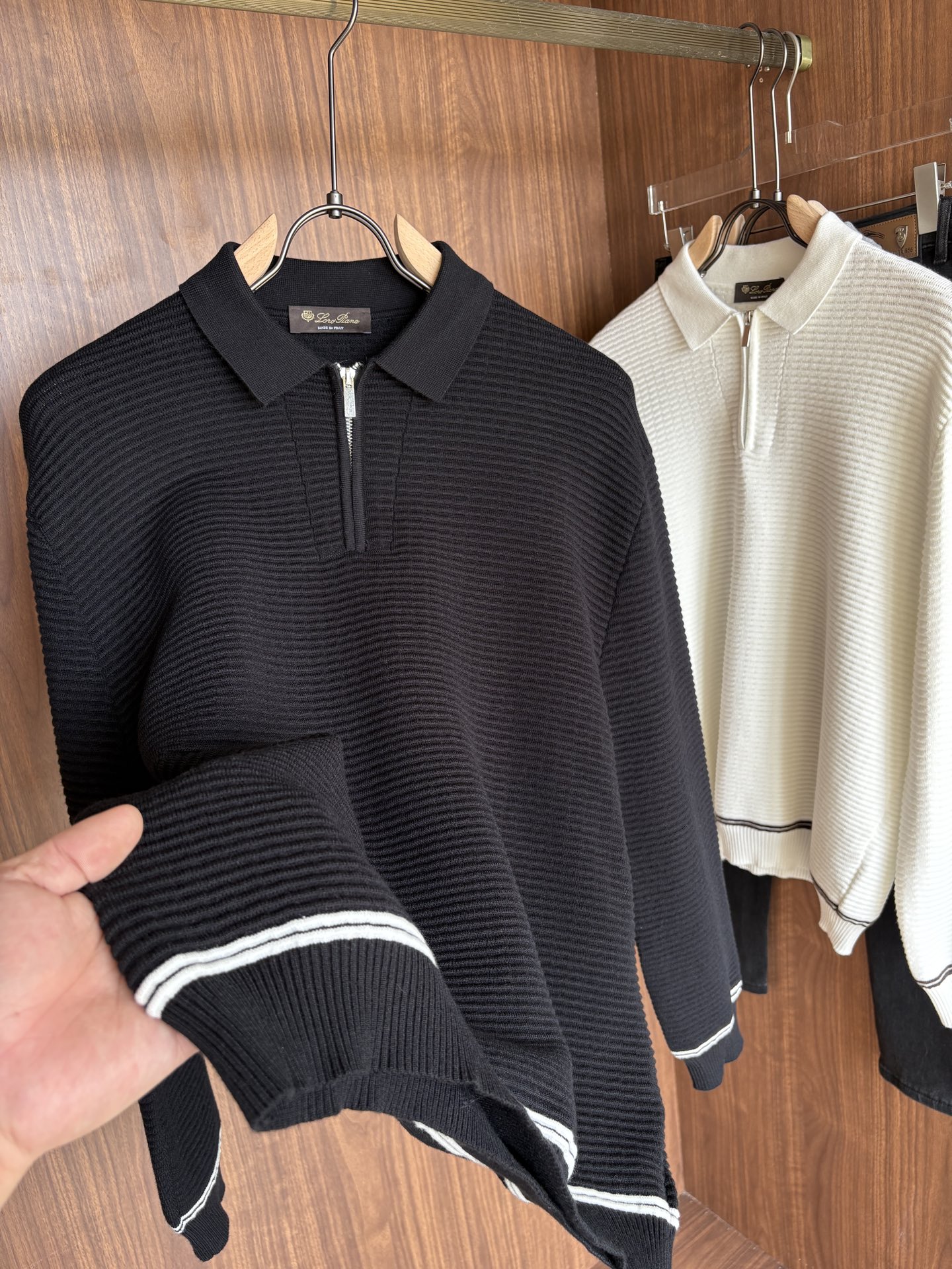 耗时王”菱形提花设计甄选超细优质纱线翻领短袖男士典藏款「耗时王」长袖针织奢雅工艺，触肤即高阶。• 匠心底