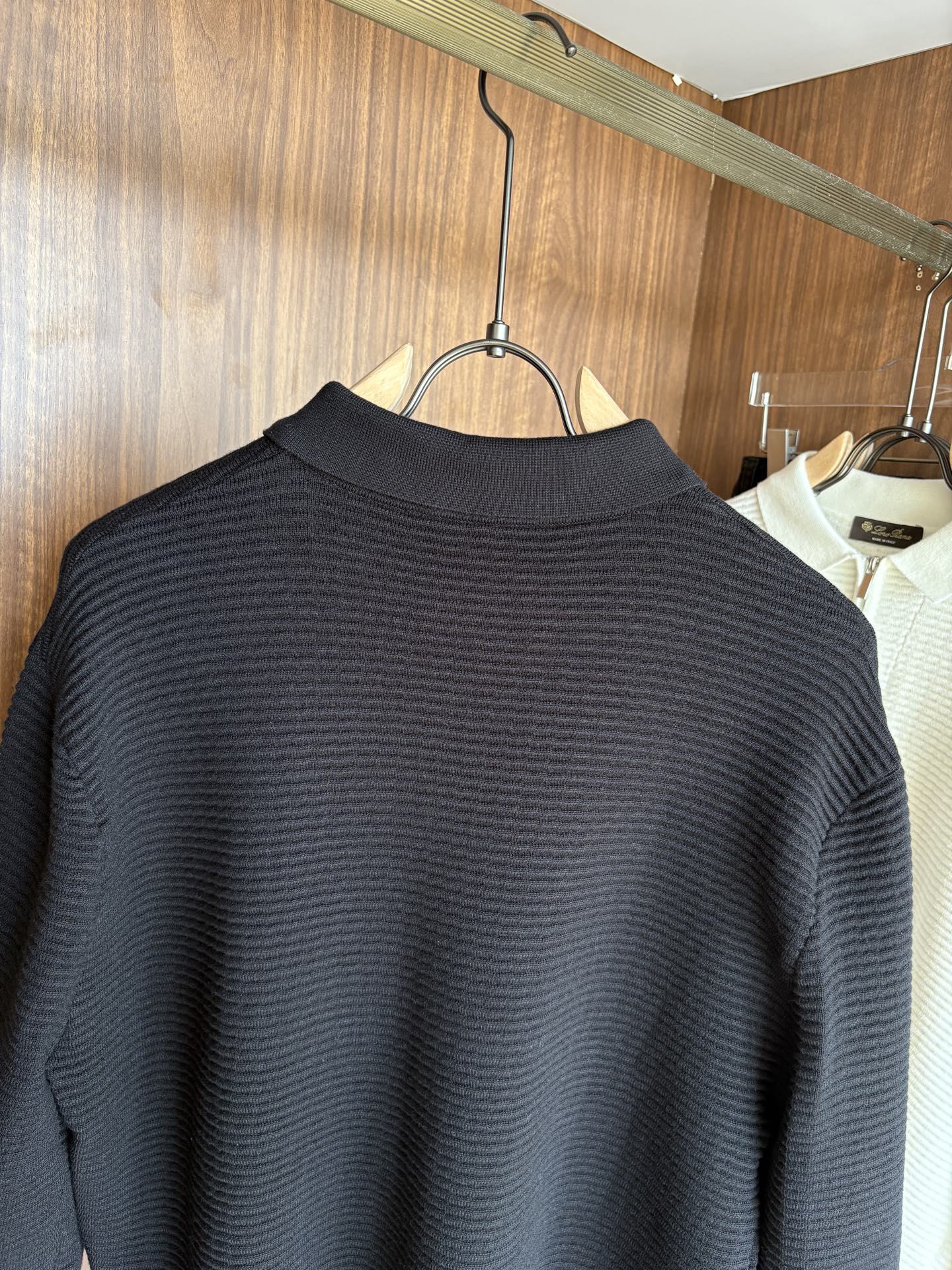 耗时王”菱形提花设计甄选超细优质纱线翻领短袖男士典藏款「耗时王」长袖针织奢雅工艺，触肤即高阶。• 匠心底