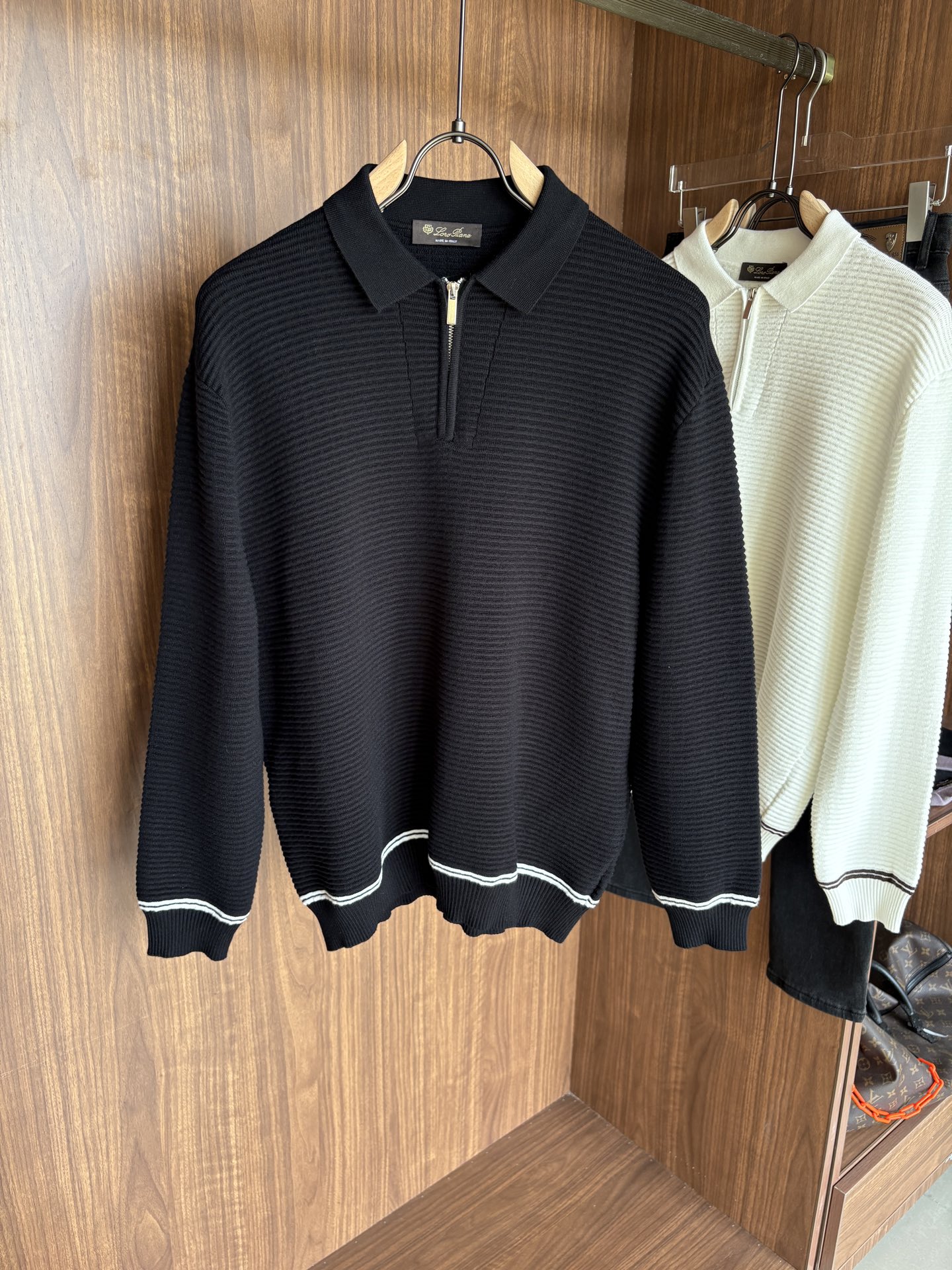 耗时王”菱形提花设计甄选超细优质纱线翻领短袖男士典藏款「耗时王」长袖针织奢雅工艺，触肤即高阶。• 匠心底