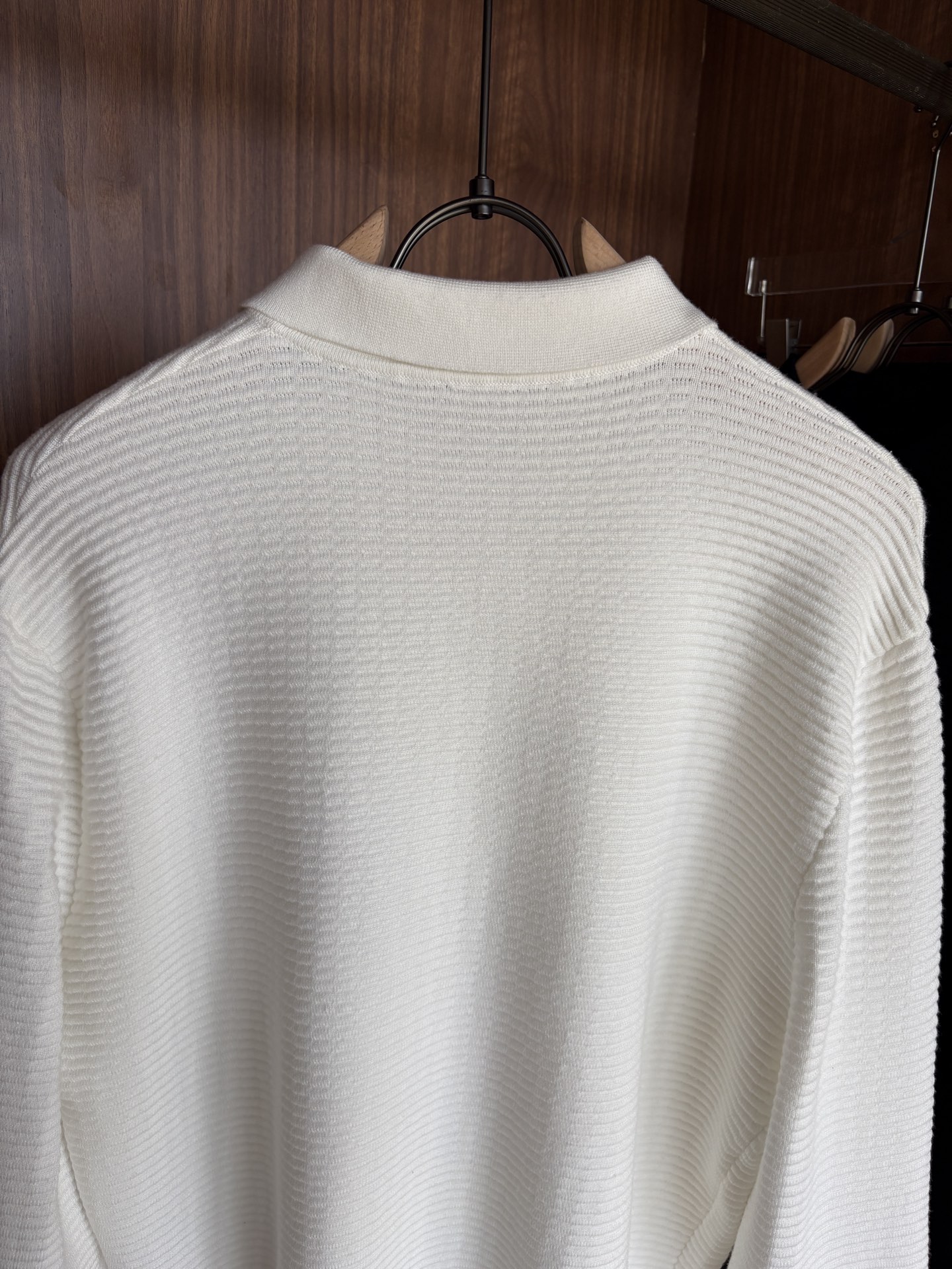 耗时王”菱形提花设计甄选超细优质纱线翻领短袖男士典藏款「耗时王」长袖针织奢雅工艺，触肤即高阶。• 匠心底