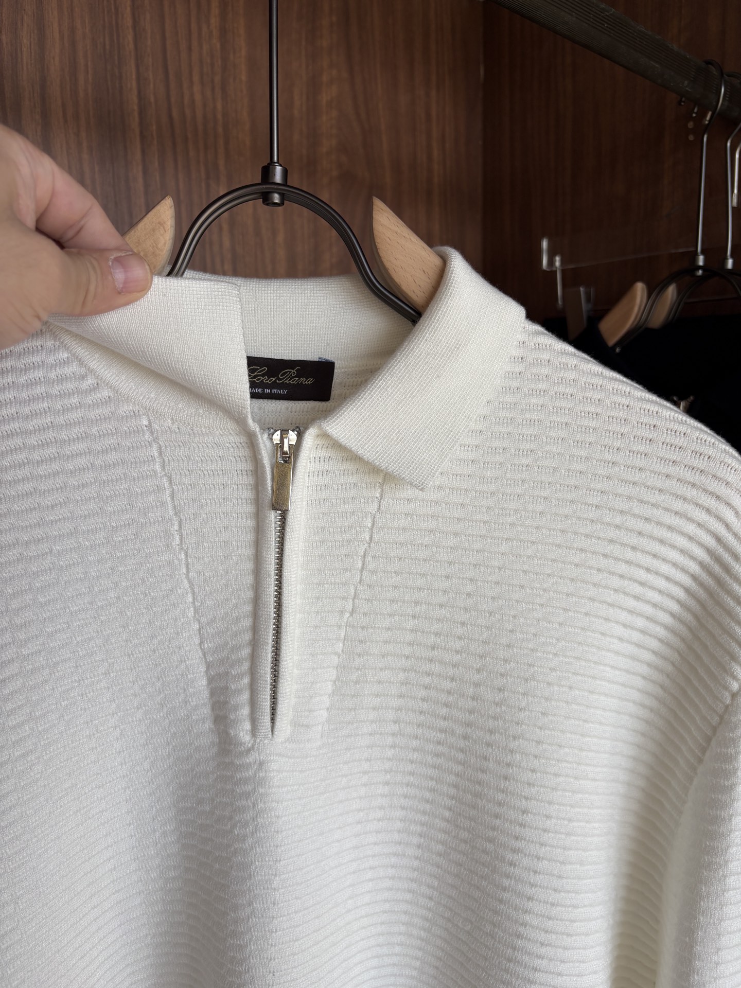 耗时王”菱形提花设计甄选超细优质纱线翻领短袖男士典藏款「耗时王」长袖针织奢雅工艺，触肤即高阶。• 匠心底