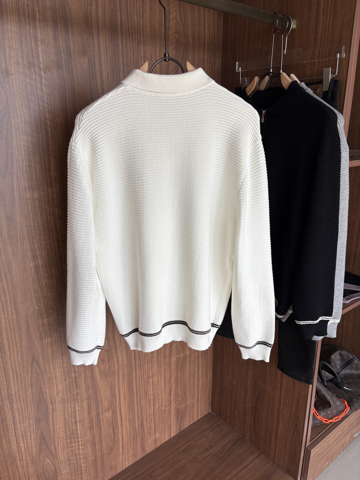 耗时王”菱形提花设计甄选超细优质纱线翻领短袖男士典藏款「耗时王」长袖针织奢雅工艺，触肤即高阶。• 匠心底