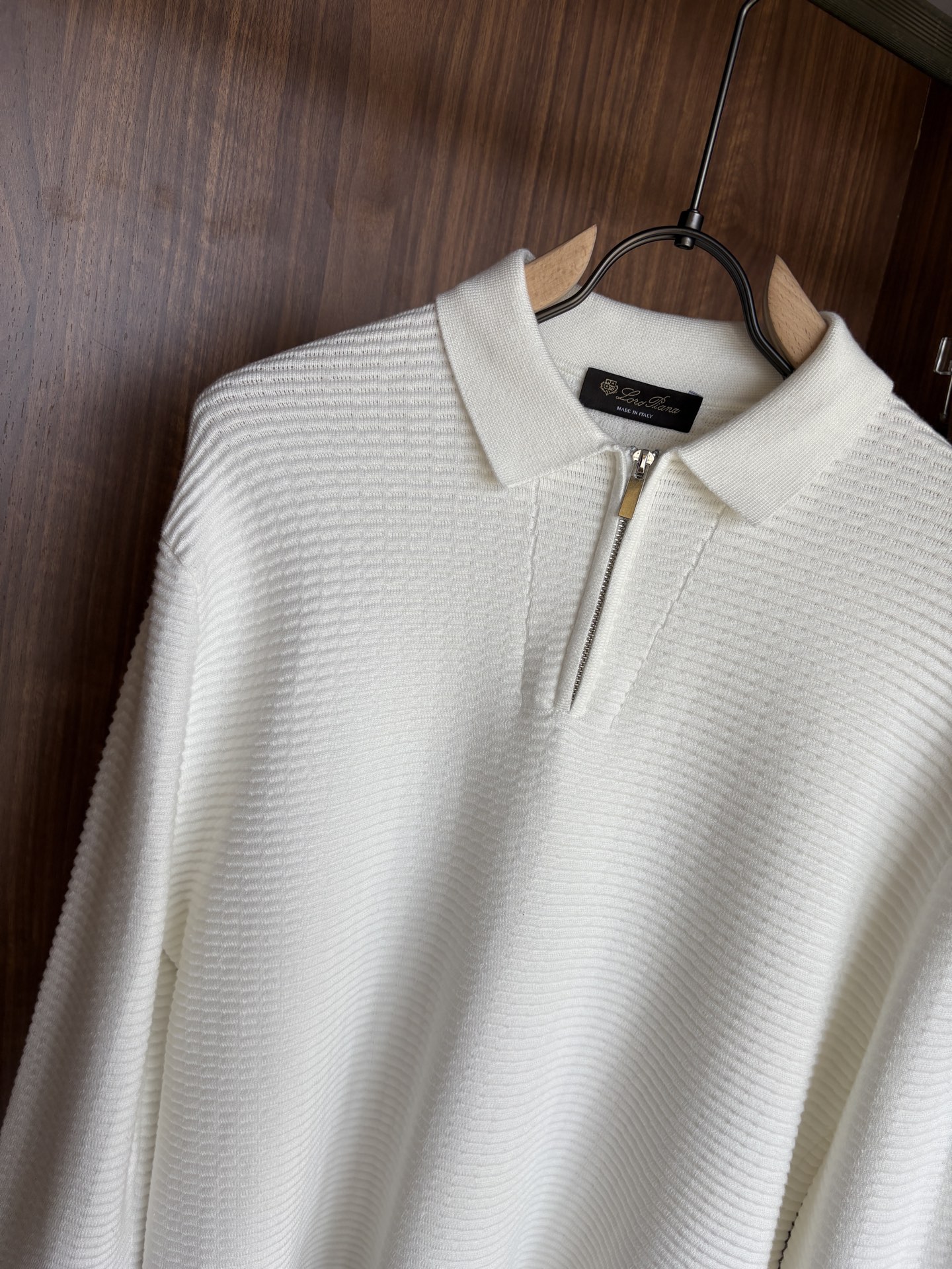 耗时王”菱形提花设计甄选超细优质纱线翻领短袖男士典藏款「耗时王」长袖针织奢雅工艺，触肤即高阶。• 匠心底