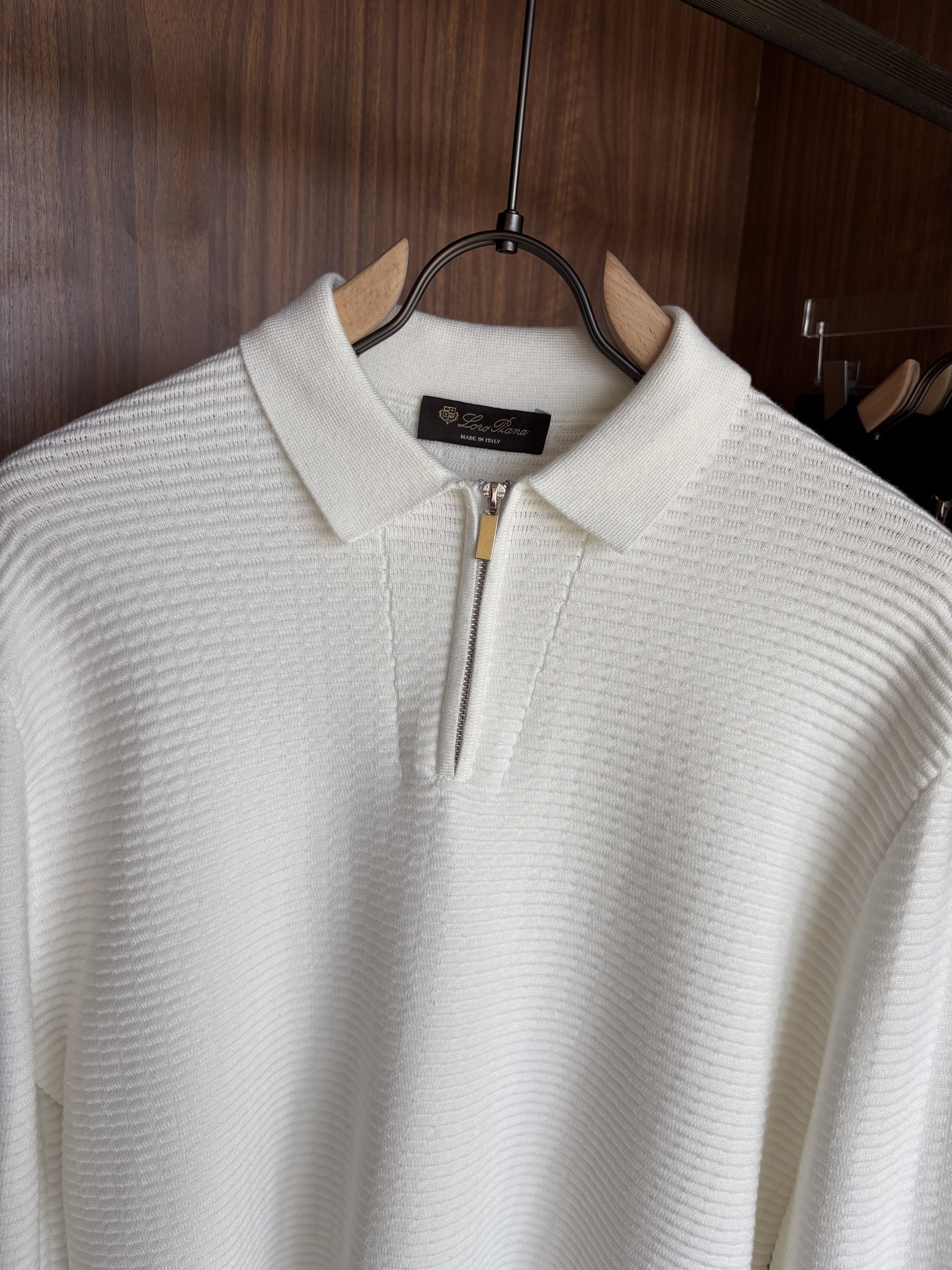 耗时王”菱形提花设计甄选超细优质纱线翻领短袖男士典藏款「耗时王」长袖针织奢雅工艺，触肤即高阶。• 匠心底