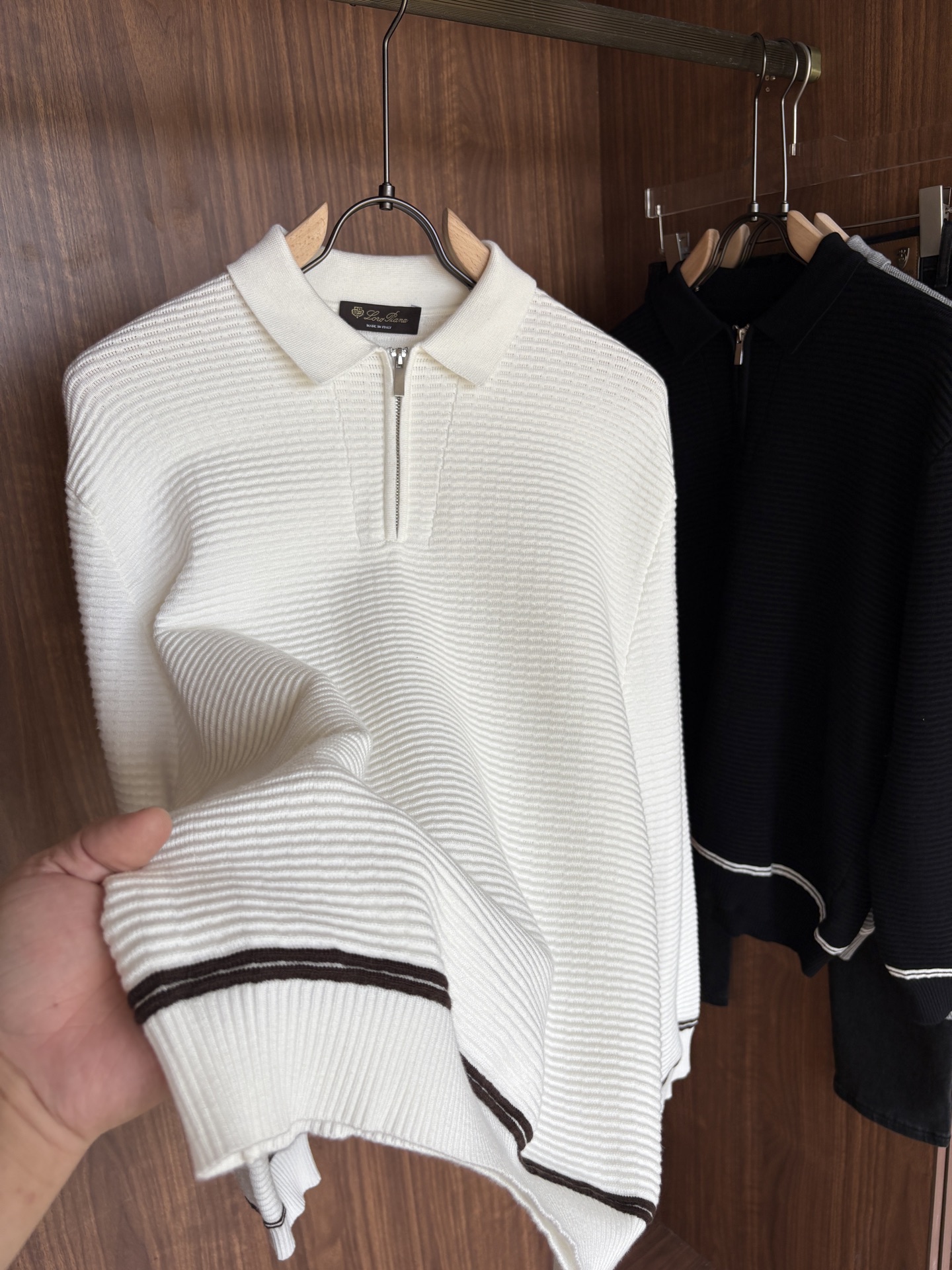 耗时王”菱形提花设计甄选超细优质纱线翻领短袖男士典藏款「耗时王」长袖针织奢雅工艺，触肤即高阶。• 匠心底