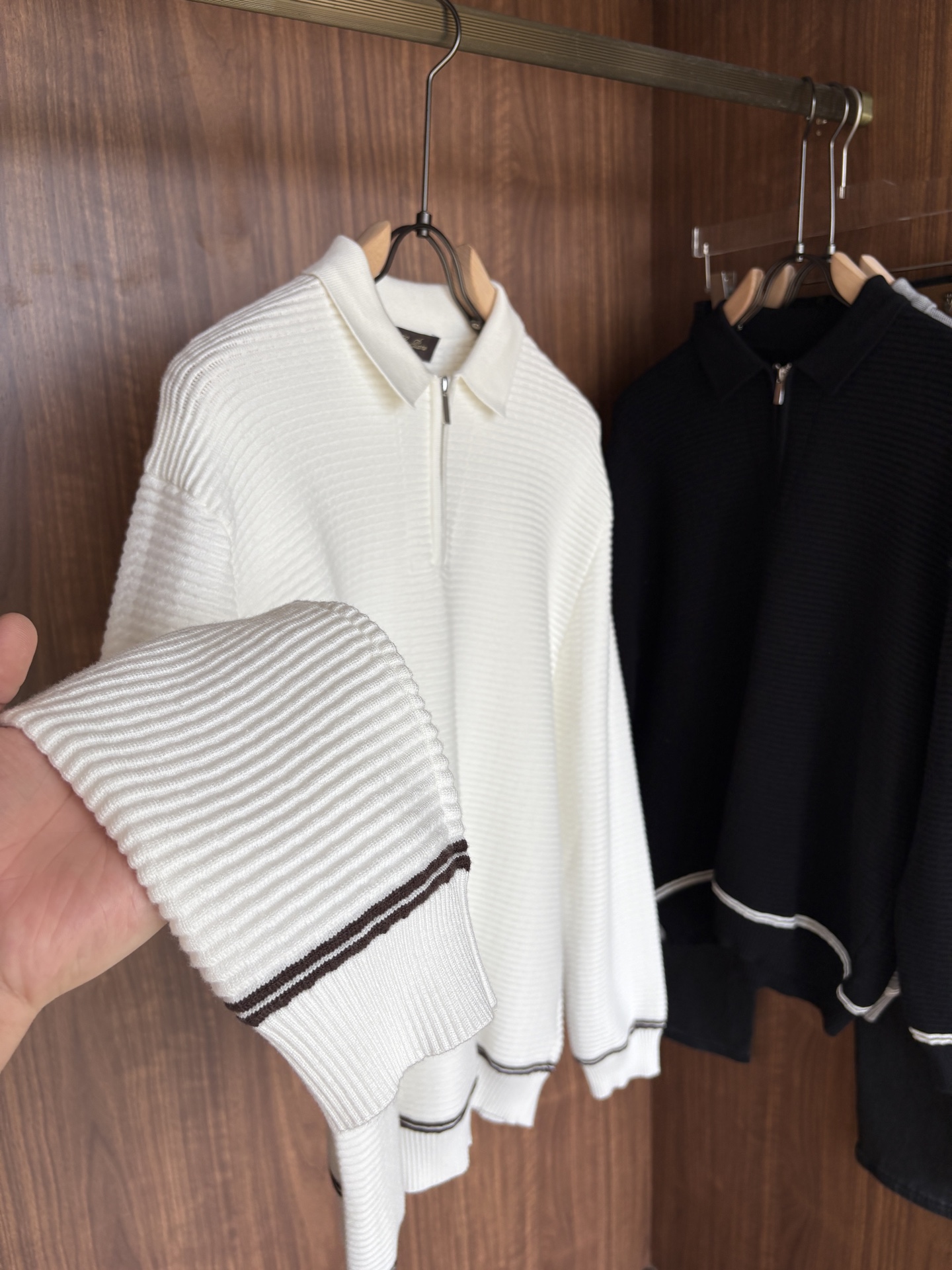 耗时王”菱形提花设计甄选超细优质纱线翻领短袖男士典藏款「耗时王」长袖针织奢雅工艺，触肤即高阶。• 匠心底