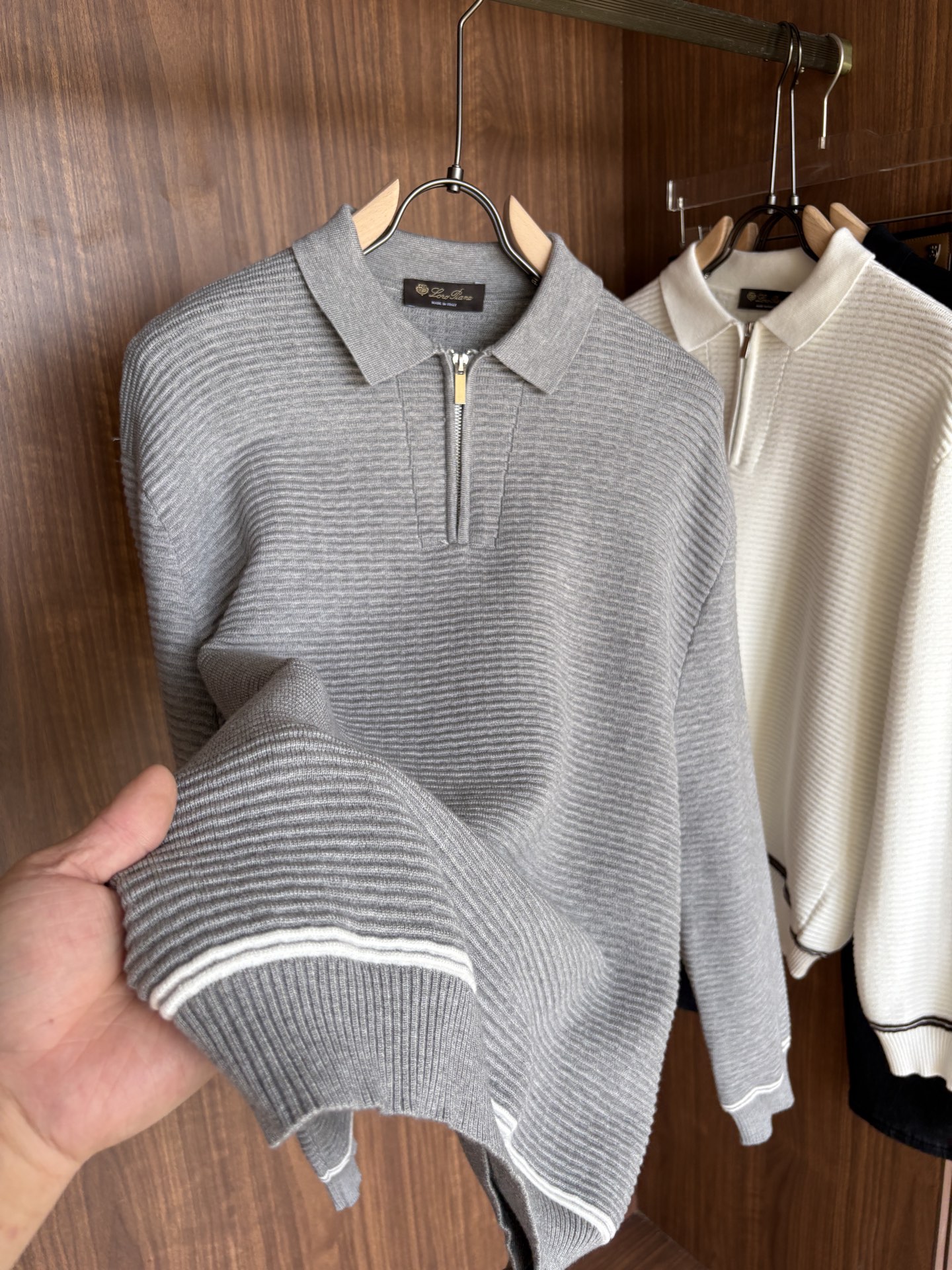 耗时王”菱形提花设计甄选超细优质纱线翻领短袖男士典藏款「耗时王」长袖针织奢雅工艺，触肤即高阶。• 匠心底