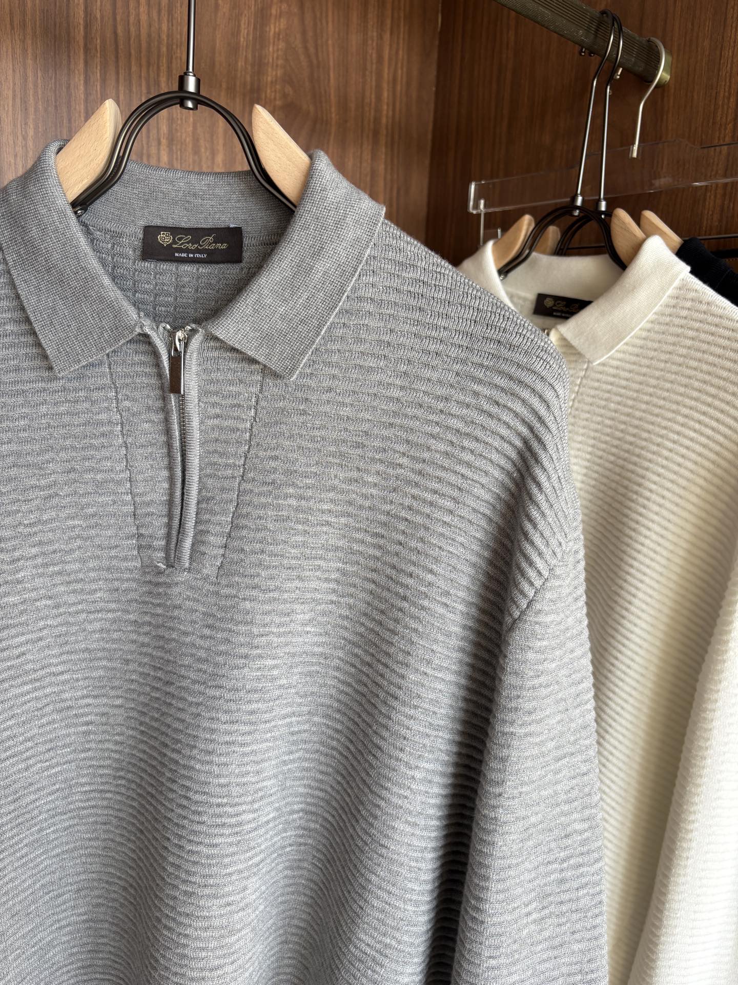 耗时王”菱形提花设计甄选超细优质纱线翻领短袖男士典藏款「耗时王」长袖针织奢雅工艺，触肤即高阶。• 匠心底