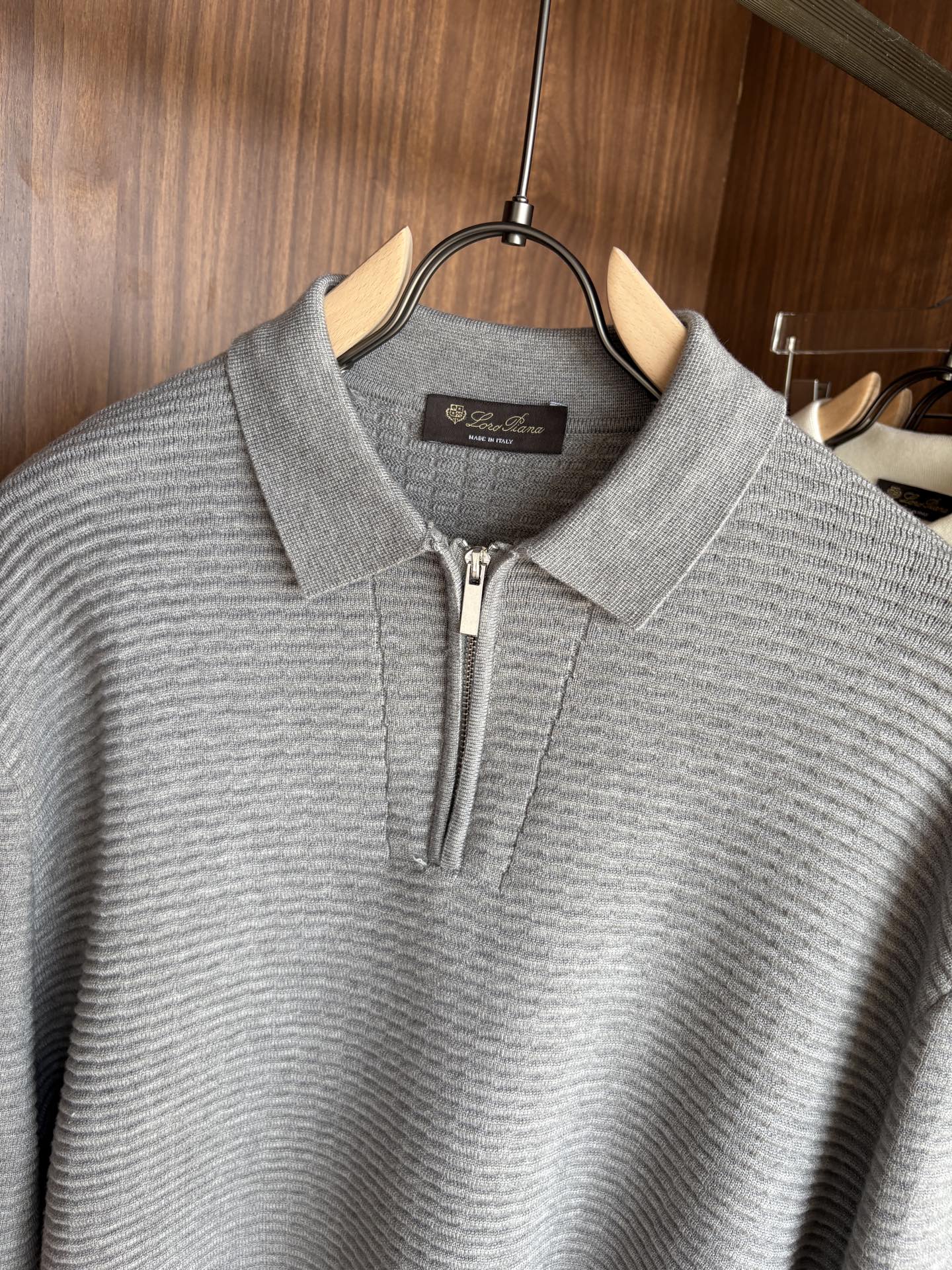 耗时王”菱形提花设计甄选超细优质纱线翻领短袖男士典藏款「耗时王」长袖针织奢雅工艺，触肤即高阶。• 匠心底