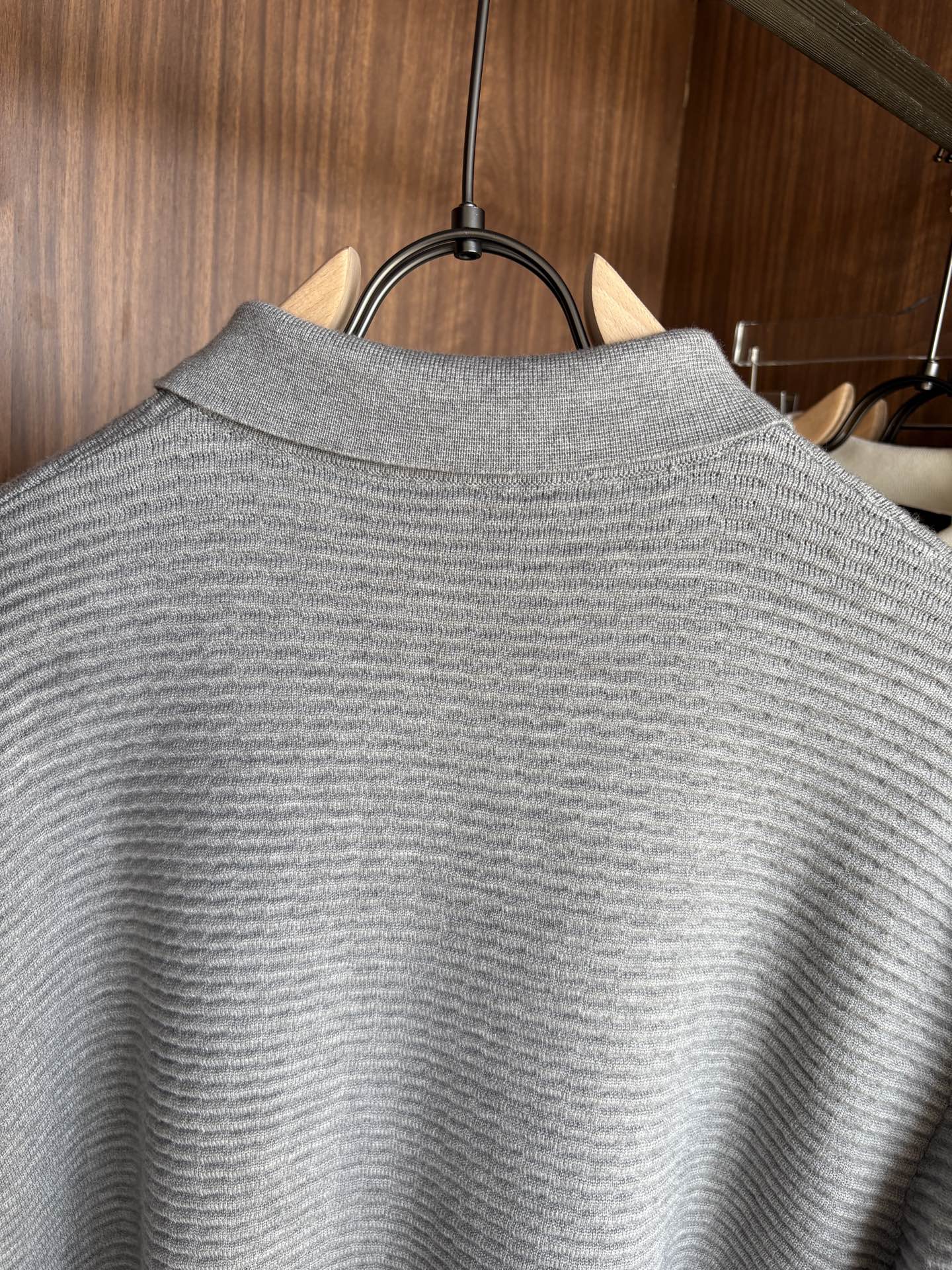 耗时王”菱形提花设计甄选超细优质纱线翻领短袖男士典藏款「耗时王」长袖针织奢雅工艺，触肤即高阶。• 匠心底