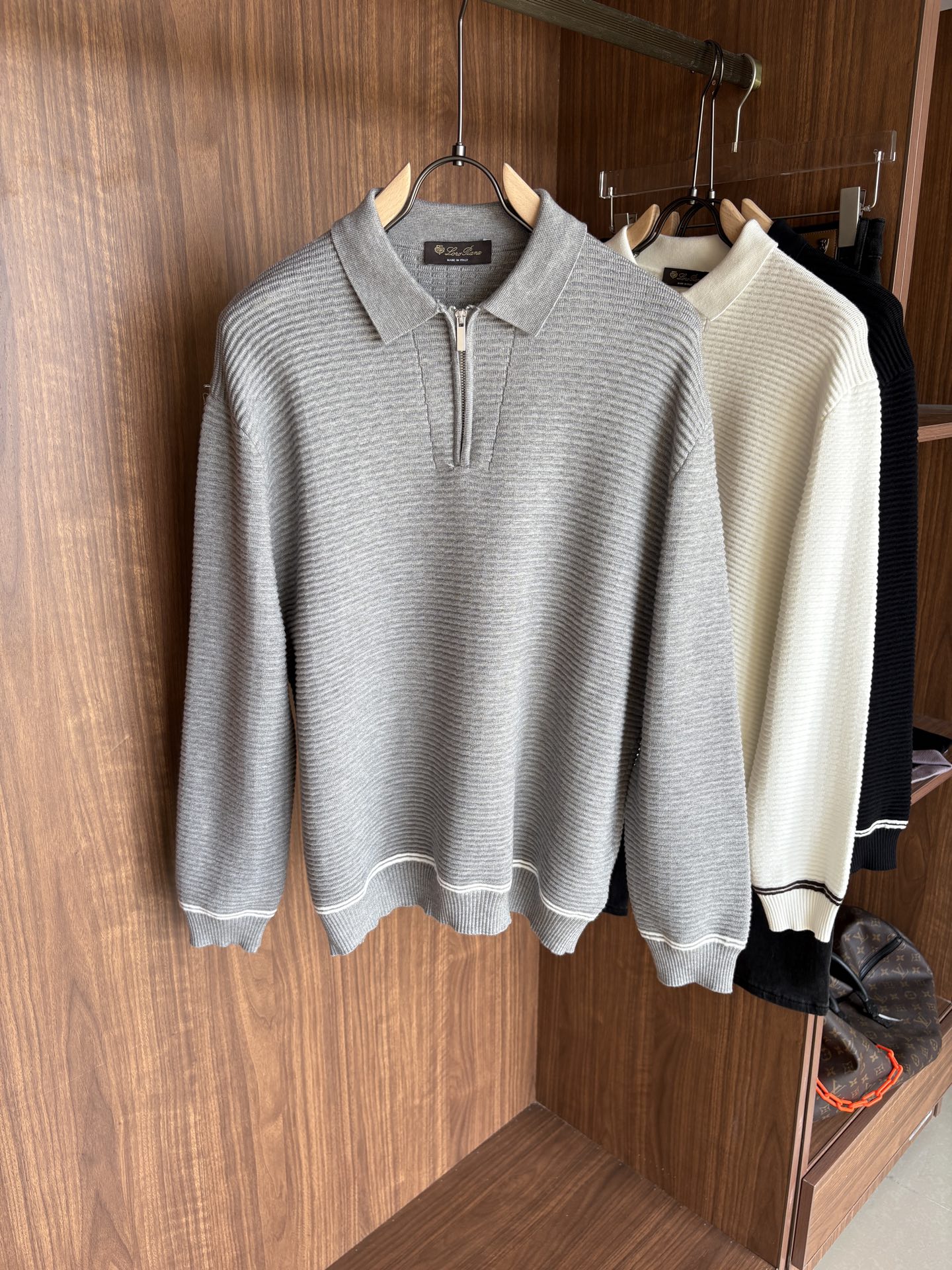 NO:518210,Time-consuming King' diamond jacquard design selects ultra-fine high-quality yarn lapel short-sleeved men's collection 'Time-consuming King' long-sleeved knitting and elegant craftsmanship, which touches the skin with high-end style. The ingenuity of diamond-shaped hollow jacquard is carved with three-dimensional diamond jacquard that takes months to carve, and the architectural aesthetic texture is weaving between warp and weft. The light and shadow penetrate through, and the gestures show low-key luxury. Classic lattice lapel long-sleeved design Simple lapel outlines neat lines, short-sleeved cut is suitable for multiple scenes - the layered suits during business meetings show elegance, casual wear reveals gentleman's taste, and the collection style never fades. The ultimate quality testimony of details Precision turning ensures that the seams are flat, the bone position is reinforced and durable and does not deform; the neckline threads have been washed and tested, and they are still as crisp as new as they wear for a long time, and every detail is a testimony of 'time-consuming'.  Code number M-3XL, T-shirt, business suit, alexander wang19860909耗时王”菱形提花设计甄选超细优质纱线翻领短袖男士典藏款「耗时王」长袖针织奢雅工艺,触肤即高阶. 匠心底蕴菱形镂空提花 耗时数月雕琢的立体菱形提花,经纬间织就建筑美学肌理,光影穿透时显隐交错,举手投足尽展低调奢华. 经典型格翻领长袖设计 简约翻领勾勒利落线条,短袖剪裁适配多场景——商务会晤时叠搭西装显儒雅,休闲时光单穿流露绅士品味,典藏款型永不褪色. 细节至臻品质见证 精密车工确保接缝平整,骨位加固耐穿不变形；领口螺纹经水洗测试,久穿仍挺括如新,每一处细节皆为「耗时」证言. 码数M-3XL,,T-shirt,business suit,alexander wang,Men's clothing