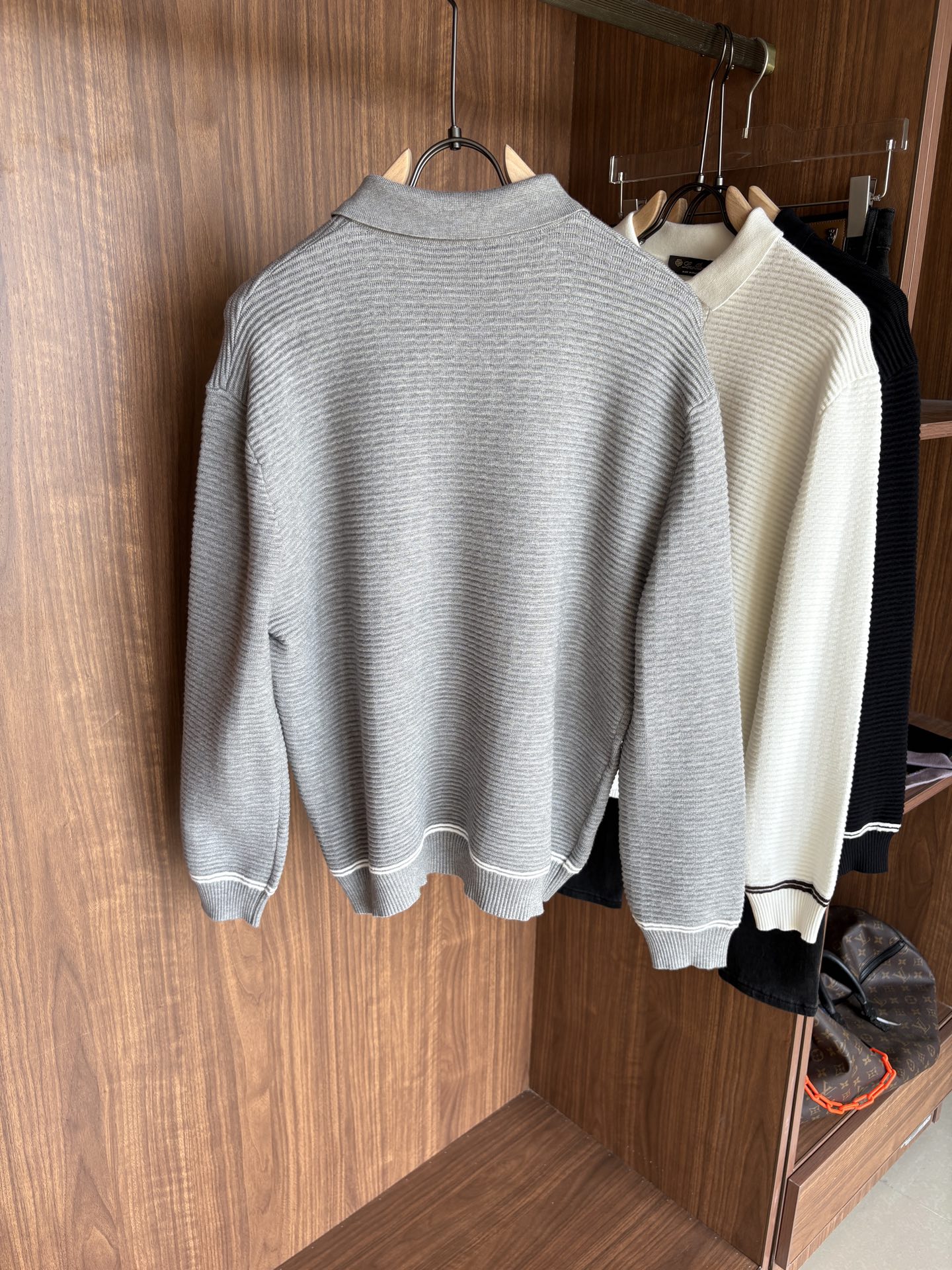 耗时王”菱形提花设计甄选超细优质纱线翻领短袖男士典藏款「耗时王」长袖针织奢雅工艺，触肤即高阶。• 匠心底