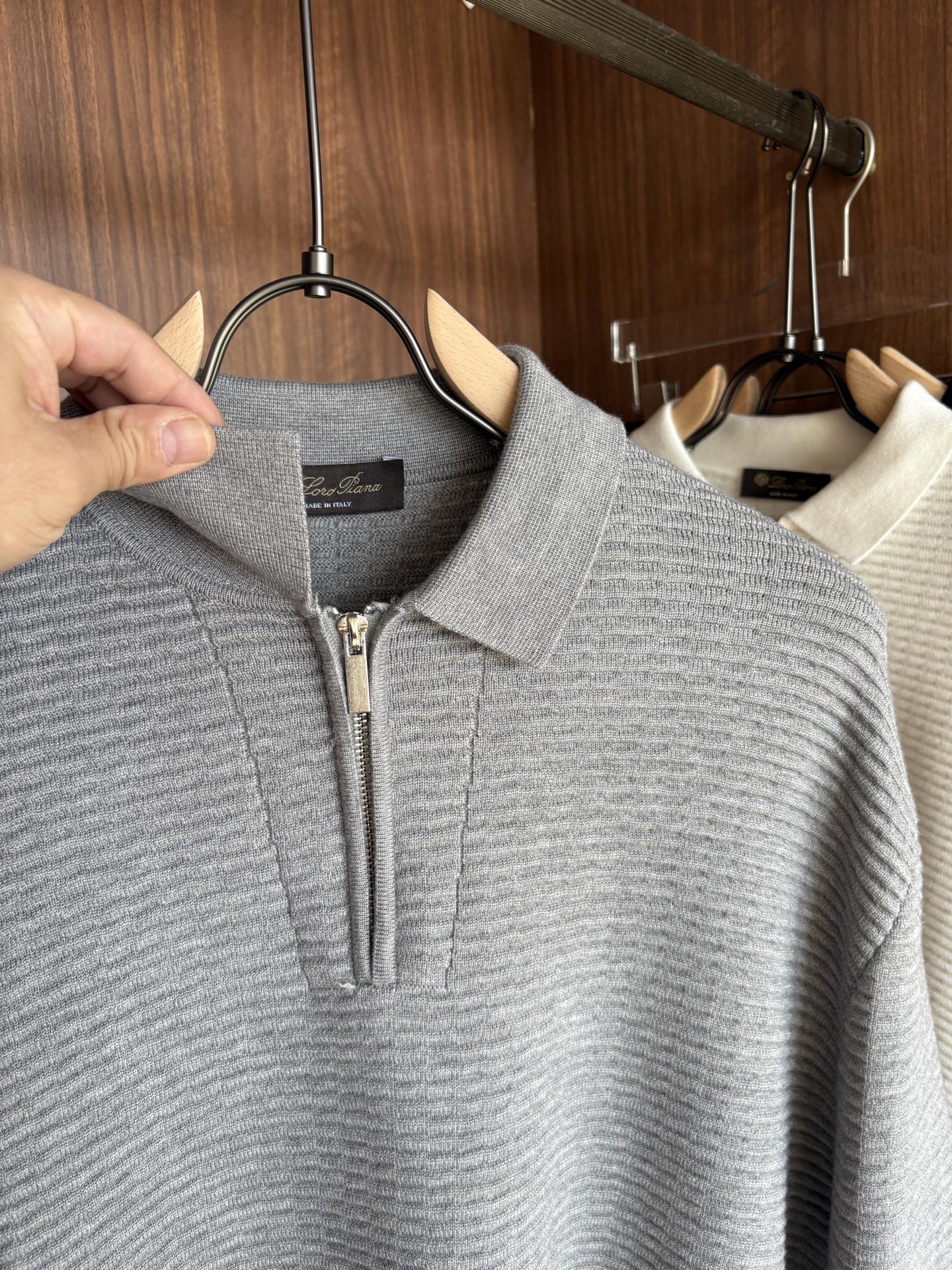 耗时王”菱形提花设计甄选超细优质纱线翻领短袖男士典藏款「耗时王」长袖针织奢雅工艺，触肤即高阶。• 匠心底