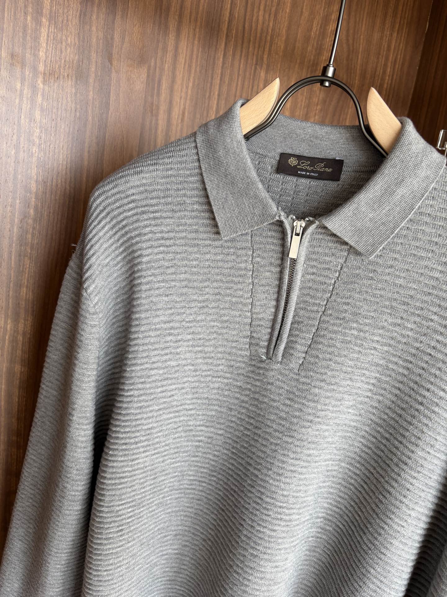 耗时王”菱形提花设计甄选超细优质纱线翻领短袖男士典藏款「耗时王」长袖针织奢雅工艺，触肤即高阶。• 匠心底