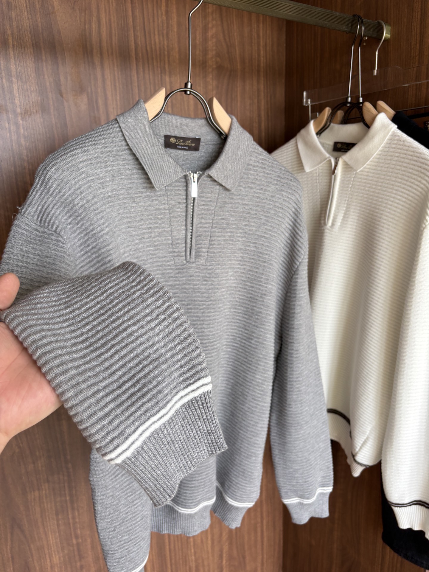 耗时王”菱形提花设计甄选超细优质纱线翻领短袖男士典藏款「耗时王」长袖针织奢雅工艺，触肤即高阶。• 匠心底