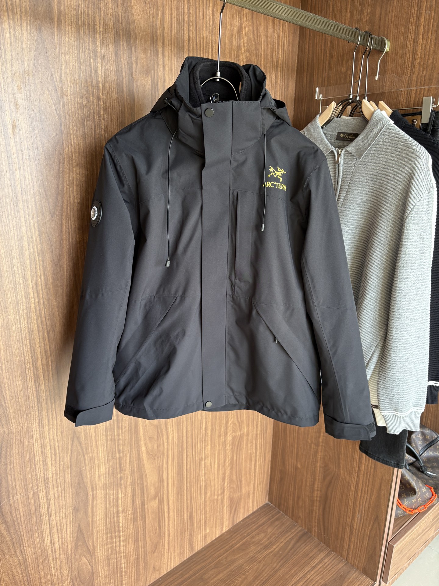 NO:522106,Men's Toray Technology Waterproof Fiber Vertical Deconstruction and Deconstructable Two-Piece Ski Jacket About Style and Design Production by the ancestor, the unique Italian exquisite style, integrates fashion design into outdoor items, which is both fashionable and functional, and has a few high-design value ski jackets, and is also very good at daily appearance.  The large body has been designed with a vertical cut and deconstructed design. The plaque is used as the central axis, and the windshield is designed with a pressed rubber on the opposite side of the left and right sides. The splicing joints are hidden in the dark. The structure of the large body is both streamlined and completed in one go. The elements of multiple pockets are used to zip the left and right chest pockets are connected to the windshield. The left and right insert bags are cleverly fitted with the forward-moving side-mounted cutting line. The bag is pressed along the boundless glue process, the bag mouth is invisible zippered, and the left and right cuffs are added to facilitate storage of small items. The sleeve tube is arc-shaped vertical cut, the cuff is diagonally cut, and the conditional buckle of Velcro is superimposed, which can be used to retract and place the cuff size according to the demand. The double-layer sleeve design is built-in a high elastic windshield layer that can expose the thumb. An anti-slip waist layer is added inside, and a double-sided vest can be detached. About fabric and craftsmanship  Case fabric 84 nylon 16 spandex, Dermizax, a subsidiary of Toray, is another technical route among top-grade fabrics. The world's only owner of solid-state diffusion non-porous film production technology. Because it can develop elastic waterproof and moisture-permeable fabrics, it mainly focuses on ski sports scenes, and was the first to launch a fabric of 50,000 waterproof grade. Entrant Dermizax fabric, the microporous adhesive layer of this fabric can automatically expand as the human body temperature increases, increasing the discharge speed of human body's sports steam. It is also an ultralight material with advanced functions, which can maintain its initial softness and elasticity at extremely low temperatures. Inner vest A side  48 Wool 41 Polyester 11 Viscose fiber is made of ZERO zero-sensing press-free wool fabric from Steady, a leading knitted wool company. The yarn comes from Australia's top merino wool. It is blessed by Basulan technology. It is made of high-speed automated needle knitted on the German Karl Mayer equipment worth 1.5 million yuan, and is treated with reinforced wool treatment. It is a high-end fabric that is only suitable for high-end customization. The wool fabric is blessed with unique knitted technology, and the wool blended yarn is treated with knitted technology. The wool fabric retains the wool characteristics and the density and tear of the wool fabric. At the same time, it has the softness, elasticity and fluffy and comfortable feeling of knit. The fabric with thickness and temperature has the characteristics of high-end fabrics, with the advantages of anti-wrinkle smoothness, high-end fabric, excellent texture, micro-stretch, ultra-warmness, and composite knitted layer in the inner, and the skin is fitted without thorns.  B-side adopts the same polyester fiber, patented high-density nylon fiber, woven from microfiber, the fabric is lightweight and soft, not easy to pleat, and is extremely easy to handle, with high-performance waterproof, windproof, wrinkle-resistant and tear-resistant functions. All zippers on the large body are customized zippers. L-4XL,, jackets & coats, alexander wang19860909男款东丽科技防水纤维立裁解构可拆卸两件套滑雪服夹克 关于款式及设计 始祖出品,独有的意式精致做派,把时装设计融入进户外单品里,既有时髦度又有机能性,为数不多的高设计值ski jacket,日常出街颜值也很顶. 大身做了立裁解构的设计,以门襟为中轴,左右两侧对侧立裁了压胶处理的挡风片设计,拼接接缝隐藏在暗处,大身结构呈现的是既精简又一气呵成.多口袋的元素,左侧胸兜以斜向拉链的方式,正好衔接了挡风片,左右侧插袋很巧妙的贴合着前移的侧身立裁线中,袋沿无边压胶工艺,袋口隐形拉链设计,左袖口处加设了斜向开合的拉链暗袋,方便收纳随身小物件. 袖管弧线型立裁,袖口斜向切口,并叠加了魔术贴的条件袢扣,可按需求收放袖口大小,双层袖的设计,内置了可露拇指的高弹防风层.内里加设了防滑收腰层,双面穿马甲可拆卸设计. 关于面料及工艺 外壳面料84锦纶16氨纶,东丽旗下的Dermizax,顶级面料中另一技术路线的“王者”,全球唯一的固态扩散无孔薄膜制作技术拥有者,因为可以开发带有弹力的防水透湿面料,主打滑雪运动场景,率先推出了50000防水等级的面料.Entrant Dermizax的面料,这种面料的微多孔粘合层,可随着人体温度的升高,粘合层微孔自动扩大,提高人体运动蒸汽的排出速度,并且这也是一种具有先进功能的超轻材料,在极低的温度下,都能保持最初的柔软及弹性. 内层马甲 A面 48羊毛41聚酯纤维11粘胶纤维,采用针织羊毛类翘楚的Steady公司的ZERO零感无压羊毛面料,纱线来自澳洲顶级的美利奴羊毛,经巴素兰工艺加持,在价值150万的德国卡尔迈耶设备上,由高速自动化机针编织制成,并经过强缩羊毛处理,属于高级定制才舍得用的高端面料. 独特的针织工艺加持的羊毛面料,用针织的工艺处理的羊毛混纺纱线,织成的面料保留羊毛特性和梭织面料的密度和撕裂度同时,具备针织的柔软,弹性和蓬松舒适感.有厚度,有温度的面料,拥有高定面料的特质,拥有抗皱顺滑,布面高级,质感优秀,微弹力,超保暖的优势,内里复合针织层,贴肤穿无扎刺感. B面 采用相同的聚酯纤维,专利科技的高密度尼龙纤维,由超细纤维织造,面料轻量且质地柔软,不易褶皱,极易打理,具有高性能的防水、防风、抗皱、抗撕裂的机能.大身所有拉链均采用IDEAL定制拉链.L-4XL,,jackets & coats,alexander wang,Men's clothing