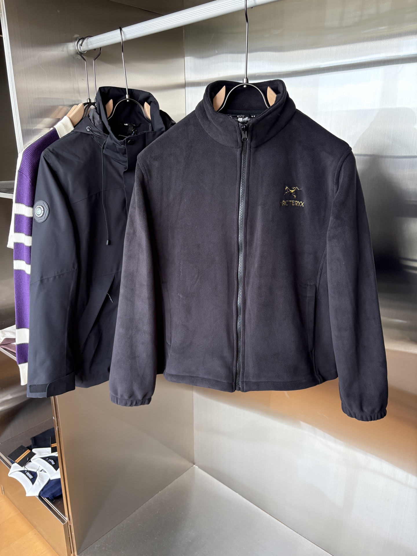 NO:528587,Men's Toray Technology Waterproof Fiber Vertical Deconstruction and Deconstructable Two-Piece Ski Jacket About Style and Design Production by the ancestor, the unique Italian exquisite style, integrates fashion design into outdoor items, which is both fashionable and functional, and has a few high-design value ski jackets, and is also very good at daily appearance.  The large body has been designed with a vertical cut and deconstructed design. The plaque is used as the central axis, and the windshield is designed with a pressed rubber on the opposite side of the left and right sides. The splicing joints are hidden in the dark. The structure of the large body is both streamlined and completed in one go. The elements of multiple pockets are used to zip the left and right chest pockets are connected to the windshield. The left and right insert bags are cleverly fitted with the forward-moving side-mounted cutting line. The bag is pressed along the boundless glue process, the bag mouth is invisible zippered, and the left and right cuffs are added to facilitate storage of small items. The sleeve tube is arc-shaped vertical cut, the cuff is diagonally cut, and the conditional buckle of Velcro is superimposed, which can be used to retract and place the cuff size according to the demand. The double-layer sleeve design is built-in a high elastic windshield layer that can expose the thumb. An anti-slip waist layer is added inside, and a double-sided vest can be detached. About fabric and craftsmanship  Case fabric 84 nylon 16 spandex, Dermizax, a subsidiary of Toray, is another technical route among top-grade fabrics. The world's only owner of solid-state diffusion non-porous film production technology. Because it can develop elastic waterproof and moisture-permeable fabrics, it mainly focuses on ski sports scenes, and was the first to launch a fabric of 50,000 waterproof grade. Entrant Dermizax fabric, the microporous adhesive layer of this fabric can automatically expand as the human body temperature increases, increasing the discharge speed of human body's sports steam. It is also an ultralight material with advanced functions, which can maintain its initial softness and elasticity at extremely low temperatures. Inner vest A side  48 Wool 41 Polyester 11 Viscose fiber is made of ZERO zero-sensing press-free wool fabric from Steady, a leading knitted wool company. The yarn comes from Australia's top merino wool. It is blessed by Basulan technology. It is made of high-speed automated needle knitted on the German Karl Mayer equipment worth 1.5 million yuan, and is treated with reinforced wool treatment. It is a high-end fabric that is only suitable for high-end customization. The wool fabric is blessed with unique knitted technology, and the wool blended yarn is treated with knitted technology. The wool fabric retains the wool characteristics and the density and tear of the wool fabric. At the same time, it has the softness, elasticity and fluffy and comfortable feeling of knit. The fabric with thickness and temperature has the characteristics of high-end fabrics, with the advantages of anti-wrinkle smoothness, high-end fabric, excellent texture, micro-stretch, ultra-warmness, and composite knitted layer in the inner, and the skin is fitted without thorns.  B-side adopts the same polyester fiber, patented high-density nylon fiber, woven from microfiber, the fabric is lightweight and soft, not easy to pleat, and is extremely easy to handle, with high-performance waterproof, windproof, wrinkle-resistant and tear-resistant functions. All zippers on the large body are customized zippers. L-4XL,, jackets & coats, alexander wang19860909男款东丽科技防水纤维立裁解构可拆卸两件套滑雪服夹克 关于款式及设计 始祖出品,独有的意式精致做派,把时装设计融入进户外单品里,既有时髦度又有机能性,为数不多的高设计值ski jacket,日常出街颜值也很顶. 大身做了立裁解构的设计,以门襟为中轴,左右两侧对侧立裁了压胶处理的挡风片设计,拼接接缝隐藏在暗处,大身结构呈现的是既精简又一气呵成.多口袋的元素,左侧胸兜以斜向拉链的方式,正好衔接了挡风片,左右侧插袋很巧妙的贴合着前移的侧身立裁线中,袋沿无边压胶工艺,袋口隐形拉链设计,左袖口处加设了斜向开合的拉链暗袋,方便收纳随身小物件. 袖管弧线型立裁,袖口斜向切口,并叠加了魔术贴的条件袢扣,可按需求收放袖口大小,双层袖的设计,内置了可露拇指的高弹防风层.内里加设了防滑收腰层,双面穿马甲可拆卸设计. 关于面料及工艺 外壳面料84锦纶16氨纶,东丽旗下的Dermizax,顶级面料中另一技术路线的“王者”,全球唯一的固态扩散无孔薄膜制作技术拥有者,因为可以开发带有弹力的防水透湿面料,主打滑雪运动场景,率先推出了50000防水等级的面料.Entrant Dermizax的面料,这种面料的微多孔粘合层,可随着人体温度的升高,粘合层微孔自动扩大,提高人体运动蒸汽的排出速度,并且这也是一种具有先进功能的超轻材料,在极低的温度下,都能保持最初的柔软及弹性. 内层马甲 A面 48羊毛41聚酯纤维11粘胶纤维,采用针织羊毛类翘楚的Steady公司的ZERO零感无压羊毛面料,纱线来自澳洲顶级的美利奴羊毛,经巴素兰工艺加持,在价值150万的德国卡尔迈耶设备上,由高速自动化机针编织制成,并经过强缩羊毛处理,属于高级定制才舍得用的高端面料. 独特的针织工艺加持的羊毛面料,用针织的工艺处理的羊毛混纺纱线,织成的面料保留羊毛特性和梭织面料的密度和撕裂度同时,具备针织的柔软,弹性和蓬松舒适感.有厚度,有温度的面料,拥有高定面料的特质,拥有抗皱顺滑,布面高级,质感优秀,微弹力,超保暖的优势,内里复合针织层,贴肤穿无扎刺感. B面 采用相同的聚酯纤维,专利科技的高密度尼龙纤维,由超细纤维织造,面料轻量且质地柔软,不易褶皱,极易打理,具有高性能的防水、防风、抗皱、抗撕裂的机能.大身所有拉链均采用IDEAL定制拉链.L-4XL,,jackets & coats,alexander wang,Men's clothing