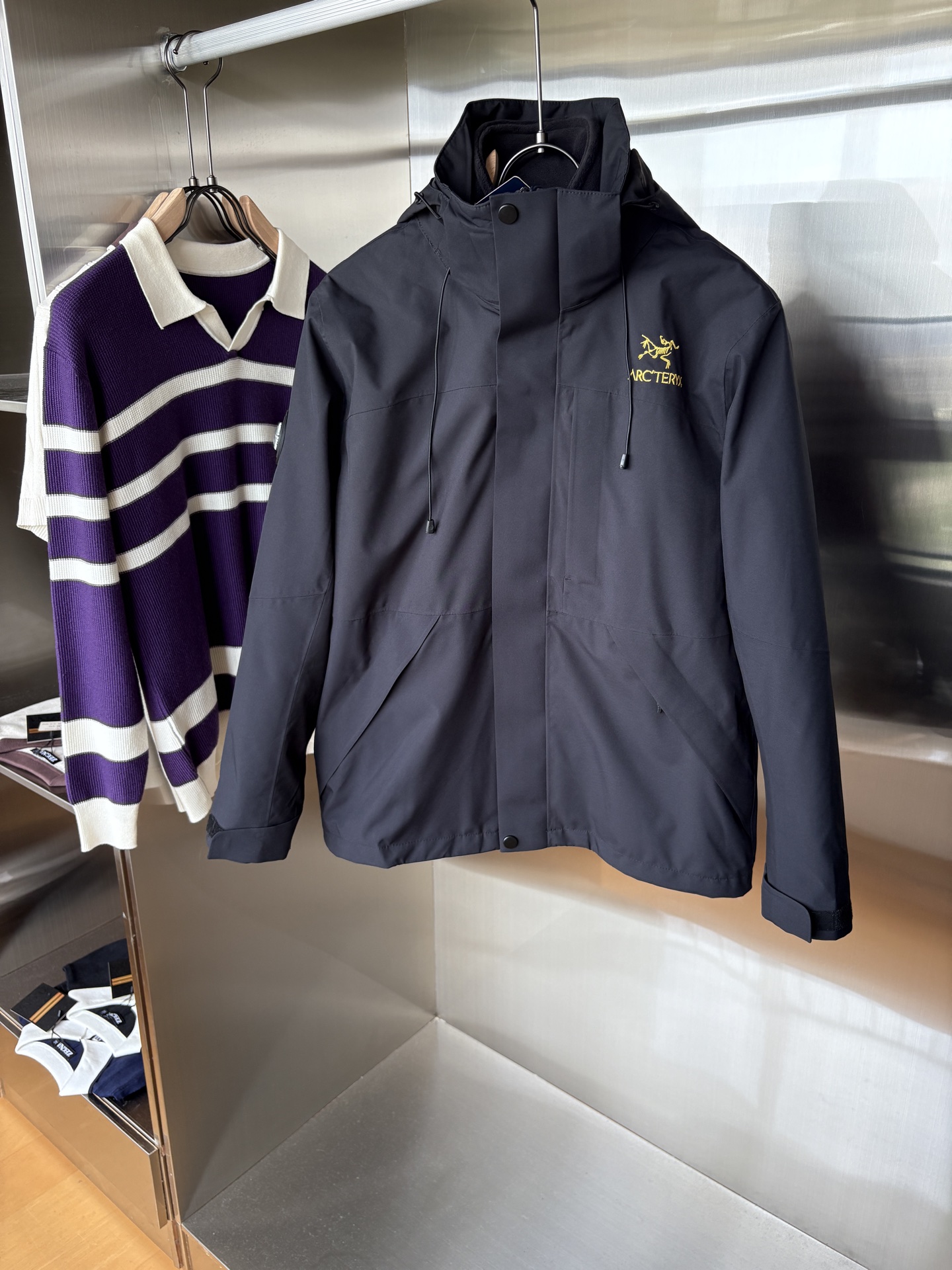 NO:518213,Men's Toray Technology Waterproof Fiber Vertical Deconstruction and Deconstructable Two-Piece Ski Jacket About Style and Design Production by the ancestor, the unique Italian exquisite style, integrates fashion design into outdoor items, which is both fashionable and functional, and has a few high-design value ski jackets, and is also very good at daily appearance.  The large body has been designed with a vertical cut and deconstructed design. The plaque is used as the central axis, and the windshield is designed with a pressed rubber on the opposite side of the left and right sides. The splicing joints are hidden in the dark. The structure of the large body is both streamlined and completed in one go. The elements of multiple pockets are used to zip the left and right chest pockets are connected to the windshield. The left and right insert bags are cleverly fitted with the forward-moving side-mounted cutting line. The bag is pressed along the boundless glue process, the bag mouth is invisible zippered, and the left and right cuffs are added to facilitate storage of small items. The sleeve tube is arc-shaped vertical cut, the cuff is diagonally cut, and the conditional buckle of Velcro is superimposed, which can be used to retract and place the cuff size according to the demand. The double-layer sleeve design is built-in a high elastic windshield layer that can expose the thumb. An anti-slip waist layer is added inside, and a double-sided vest can be detached. About fabric and craftsmanship  Case fabric 84 nylon 16 spandex, Dermizax, a subsidiary of Toray, is another technical route among top-grade fabrics. The world's only owner of solid-state diffusion non-porous film production technology. Because it can develop elastic waterproof and moisture-permeable fabrics, it mainly focuses on ski sports scenes, and was the first to launch a fabric of 50,000 waterproof grade. Entrant Dermizax fabric, the microporous adhesive layer of this fabric can automatically expand as the human body temperature increases, increasing the discharge speed of human body's sports steam. It is also an ultralight material with advanced functions, which can maintain its initial softness and elasticity at extremely low temperatures. Inner vest A side  48 Wool 41 Polyester 11 Viscose fiber is made of ZERO zero-sensing press-free wool fabric from Steady, a leading knitted wool company. The yarn comes from Australia's top merino wool. It is blessed by Basulan technology. It is made of high-speed automated needle knitted on the German Karl Mayer equipment worth 1.5 million yuan, and is treated with reinforced wool treatment. It is a high-end fabric that is only suitable for high-end customization. The wool fabric is blessed with unique knitted technology, and the wool blended yarn is treated with knitted technology. The wool fabric retains the wool characteristics and the density and tear of the wool fabric. At the same time, it has the softness, elasticity and fluffy and comfortable feeling of knit. The fabric with thickness and temperature has the characteristics of high-end fabrics, with the advantages of anti-wrinkle smoothness, high-end fabric, excellent texture, micro-stretch, ultra-warmness, and composite knitted layer in the inner, and the skin is fitted without thorns.  B-side adopts the same polyester fiber, patented high-density nylon fiber, woven from microfiber, the fabric is lightweight and soft, not easy to pleat, and is extremely easy to handle, with high-performance waterproof, windproof, wrinkle-resistant and tear-resistant functions. All zippers on the large body are customized zippers. L-4XL,, jackets & coats, alexander wang19860909男款东丽科技防水纤维立裁解构可拆卸两件套滑雪服夹克 关于款式及设计 始祖出品,独有的意式精致做派,把时装设计融入进户外单品里,既有时髦度又有机能性,为数不多的高设计值ski jacket,日常出街颜值也很顶. 大身做了立裁解构的设计,以门襟为中轴,左右两侧对侧立裁了压胶处理的挡风片设计,拼接接缝隐藏在暗处,大身结构呈现的是既精简又一气呵成.多口袋的元素,左侧胸兜以斜向拉链的方式,正好衔接了挡风片,左右侧插袋很巧妙的贴合着前移的侧身立裁线中,袋沿无边压胶工艺,袋口隐形拉链设计,左袖口处加设了斜向开合的拉链暗袋,方便收纳随身小物件. 袖管弧线型立裁,袖口斜向切口,并叠加了魔术贴的条件袢扣,可按需求收放袖口大小,双层袖的设计,内置了可露拇指的高弹防风层.内里加设了防滑收腰层,双面穿马甲可拆卸设计. 关于面料及工艺 外壳面料84锦纶16氨纶,东丽旗下的Dermizax,顶级面料中另一技术路线的“王者”,全球唯一的固态扩散无孔薄膜制作技术拥有者,因为可以开发带有弹力的防水透湿面料,主打滑雪运动场景,率先推出了50000防水等级的面料.Entrant Dermizax的面料,这种面料的微多孔粘合层,可随着人体温度的升高,粘合层微孔自动扩大,提高人体运动蒸汽的排出速度,并且这也是一种具有先进功能的超轻材料,在极低的温度下,都能保持最初的柔软及弹性. 内层马甲 A面 48羊毛41聚酯纤维11粘胶纤维,采用针织羊毛类翘楚的Steady公司的ZERO零感无压羊毛面料,纱线来自澳洲顶级的美利奴羊毛,经巴素兰工艺加持,在价值150万的德国卡尔迈耶设备上,由高速自动化机针编织制成,并经过强缩羊毛处理,属于高级定制才舍得用的高端面料. 独特的针织工艺加持的羊毛面料,用针织的工艺处理的羊毛混纺纱线,织成的面料保留羊毛特性和梭织面料的密度和撕裂度同时,具备针织的柔软,弹性和蓬松舒适感.有厚度,有温度的面料,拥有高定面料的特质,拥有抗皱顺滑,布面高级,质感优秀,微弹力,超保暖的优势,内里复合针织层,贴肤穿无扎刺感. B面 采用相同的聚酯纤维,专利科技的高密度尼龙纤维,由超细纤维织造,面料轻量且质地柔软,不易褶皱,极易打理,具有高性能的防水、防风、抗皱、抗撕裂的机能.大身所有拉链均采用IDEAL定制拉链.L-4XL,,jackets & coats,alexander wang,Men's clothing