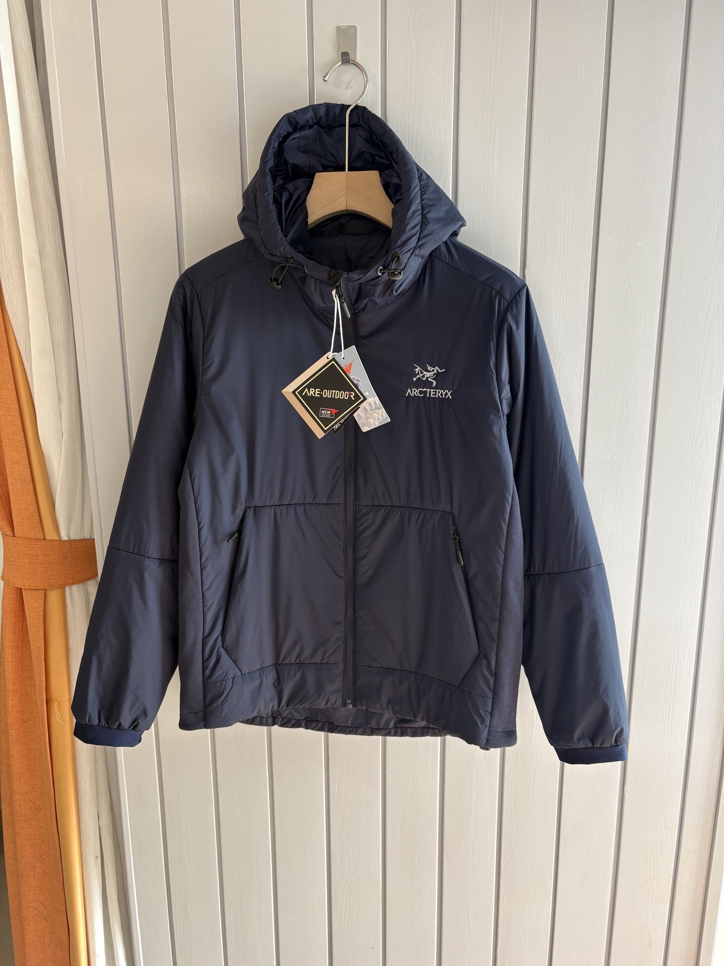 NO:522108,The latest 5A-level antibacterial, bionic, aerial nano, and new spinning composite production of several new multi-filled aerogel cotton features heat storage and temperature locking, light material, long-lasting antibacterial, mite removal and sterilization. The surface cloth adopts the principle of lotus leaf water repellent, and the inner layer uses anti-hive porous materials to form microporous composite fabrics through special process technology, which gives the fabric windproof and warmth and water-splashing performance, which can slow the penetration of light rain in foreign countries. At the same time, its good moisture permeability makes the body surface moisture discharged in time and keeps dry and comfortable. Code number L-3XL, alexander wang19860909始祖2025最新5A级抑菌 仿生、航 纳米、 新型纺丝几大 术复合生产 的新型多 填充物气凝胶棉 特点蓄热锁温,材质轻盈,持久抑菌,除螨除菌 面布采用荷叶拒水原理 里层采用防蜂巢多孔材料 通过特殊工艺技术形成微多孔复合面料 赋予面料防风保暖,防泼水性能 可以减缓外来小雨渗透 同时其良好透湿性能使体表湿 气及时排出保持干爽舒适. 码数L-3XL,,alexander wang,Men's clothing