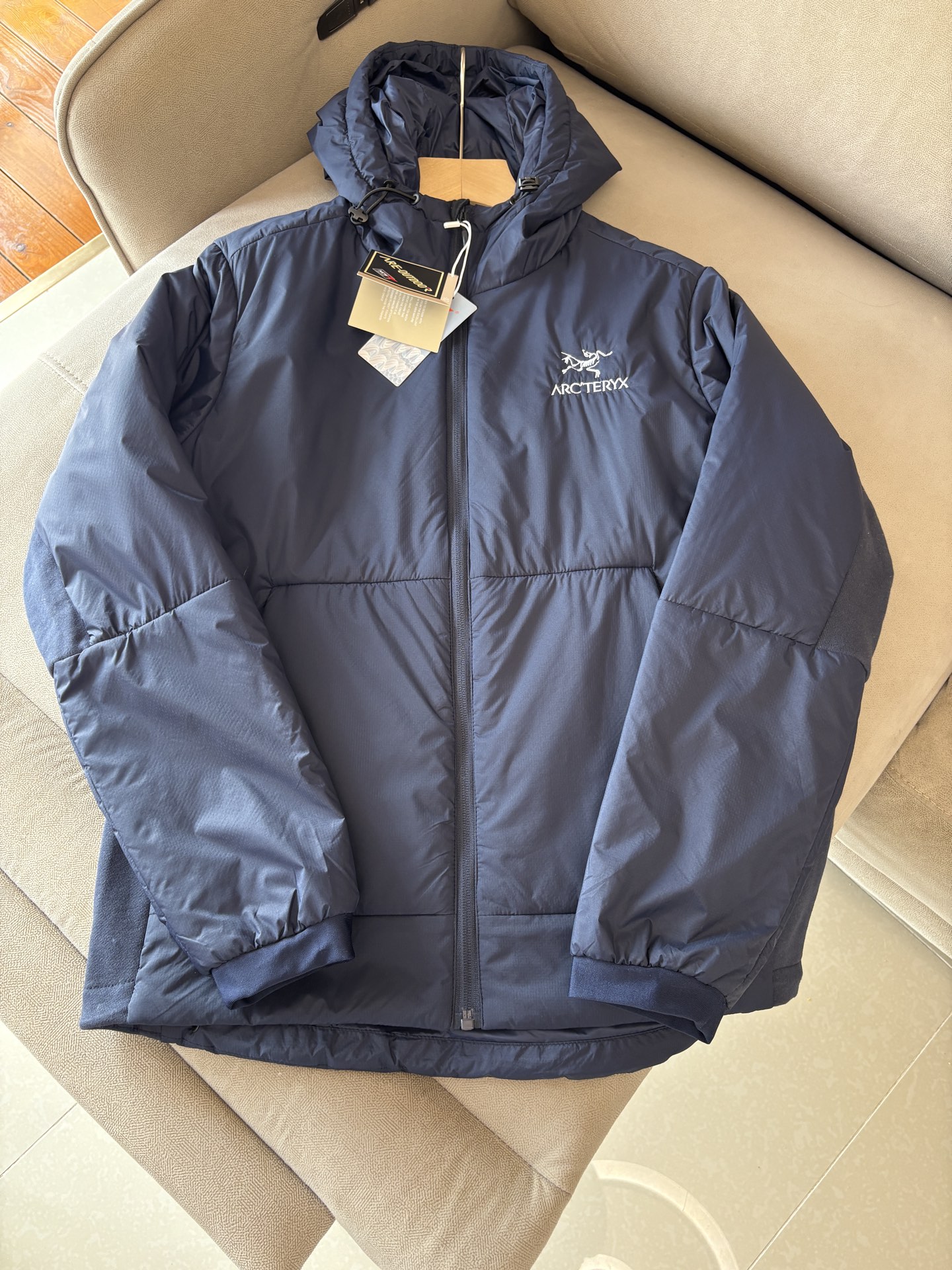 NO:528585,The latest 5A-level antibacterial, bionic, aerial nano, and new spinning composite production of several new multi-filled aerogel cotton features heat storage and temperature locking, light material, long-lasting antibacterial, mite removal and sterilization. The surface cloth adopts the principle of lotus leaf water repellent, and the inner layer uses anti-hive porous materials to form microporous composite fabrics through special process technology, which gives the fabric windproof and warmth and water-splashing performance, which can slow the penetration of light rain in foreign countries. At the same time, its good moisture permeability makes the body surface moisture discharged in time and keeps dry and comfortable. Code number L-3XL, alexander wang19860909始祖2025最新5A级抑菌 仿生、航 纳米、 新型纺丝几大 术复合生产 的新型多 填充物气凝胶棉 特点蓄热锁温,材质轻盈,持久抑菌,除螨除菌 面布采用荷叶拒水原理 里层采用防蜂巢多孔材料 通过特殊工艺技术形成微多孔复合面料 赋予面料防风保暖,防泼水性能 可以减缓外来小雨渗透 同时其良好透湿性能使体表湿 气及时排出保持干爽舒适. 码数L-3XL,,alexander wang,Men's clothing