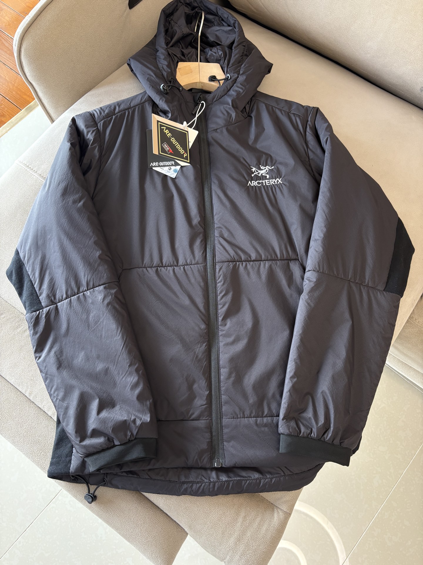 NO:541204,The latest 5A-level antibacterial, bionic, aerial nano, and new spinning composite production of several new multi-filled aerogel cotton features heat storage and temperature locking, light material, long-lasting antibacterial, mite removal and sterilization. The surface cloth adopts the principle of lotus leaf water repellent, and the inner layer uses anti-hive porous materials to form microporous composite fabrics through special process technology, which gives the fabric windproof and warmth and water-splashing performance, which can slow the penetration of light rain in foreign countries. At the same time, its good moisture permeability makes the body surface moisture discharged in time and keeps dry and comfortable. Code number L-3XL, alexander wang19860909始祖2025最新5A级抑菌 仿生、航 纳米、 新型纺丝几大 术复合生产 的新型多 填充物气凝胶棉 特点蓄热锁温,材质轻盈,持久抑菌,除螨除菌 面布采用荷叶拒水原理 里层采用防蜂巢多孔材料 通过特殊工艺技术形成微多孔复合面料 赋予面料防风保暖,防泼水性能 可以减缓外来小雨渗透 同时其良好透湿性能使体表湿 气及时排出保持干爽舒适. 码数L-3XL,,alexander wang,Men's clothing