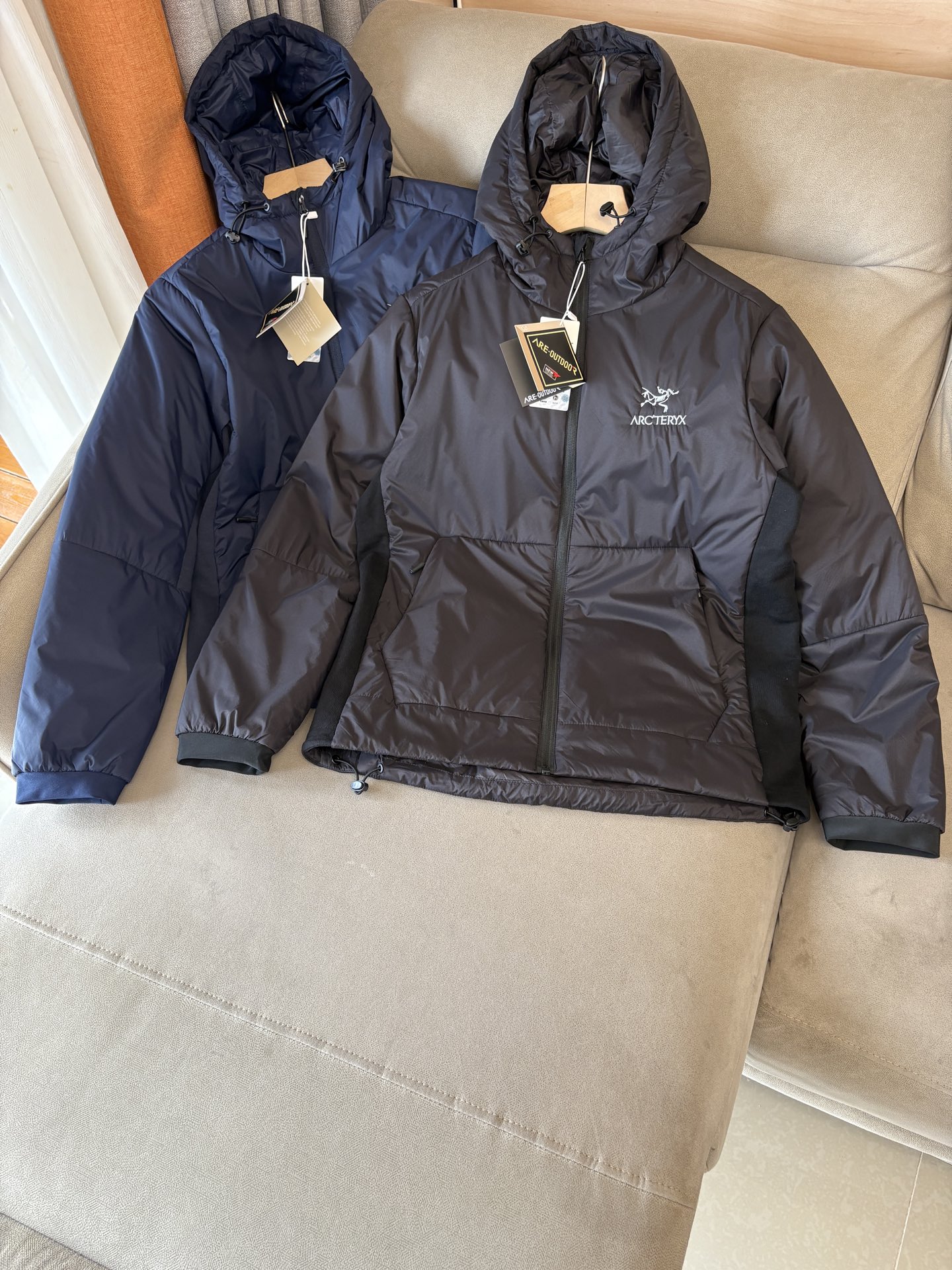 NO:519041,The ancestor's latest 5A-level antibacterial, bionic, aeronautical nano, and new spinning composite production. The new multi-filled aerogel cotton features heat storage and temperature locking, light material, long-lasting antibacterial, mite removal and sterilization. The surface cloth adopts the principle of lotus leaf water repellent, and the inner layer uses anti-hive porous materials to form microporous composite fabrics through special technology to give the fabric windproof and warmth and water-splashing performance. It can slow the penetration of light rain in foreign countries. At the same time, its good moisture permeability allows the body surface moisture to be discharged in time and keeps dry and comfortable. Code number L-3XL, alexander wang19860909始祖最新5A级抑菌 仿生、航 纳米、 新型纺丝几大 术复合生产 的新型多 填充物气凝胶棉 特点蓄热锁温,材质轻盈,持久抑菌,除螨除菌 面布采用荷叶拒水原理 里层采用防蜂巢多孔材料 通过特殊工艺技术形成微多孔复合面料 赋予面料防风保暖,防泼水性能 可以减缓外来小雨渗透 同时其良好透湿性能使体表湿 气及时排出保持干爽舒适. 码数L-3XL,,alexander wang,Men's clothing