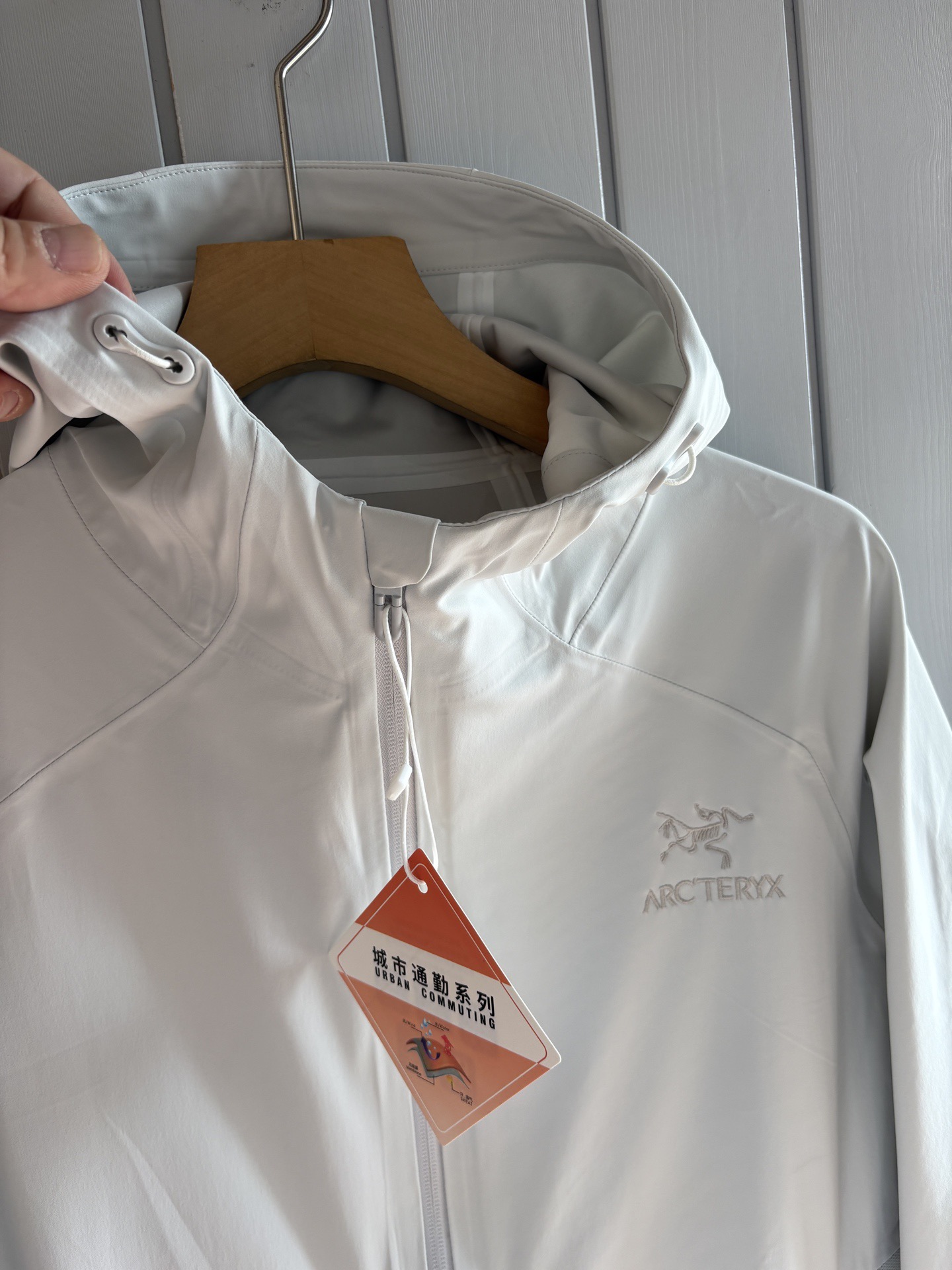 爆款 顶配 Beta SL冲锋衣是一款专为户外探险设计的高性能外套。采用GORE-TEX 面料。具备卓越