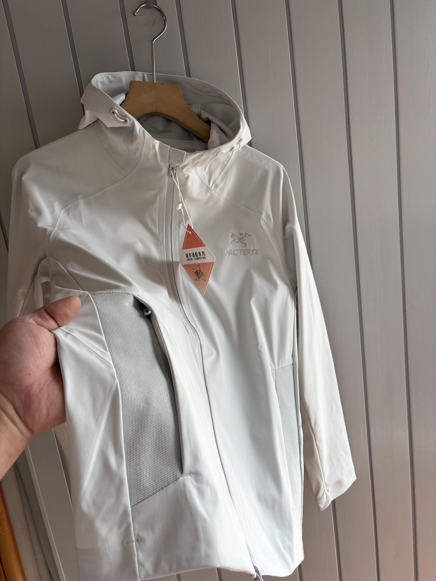 爆款 顶配 Beta SL冲锋衣是一款专为户外探险设计的高性能外套。采用GORE-TEX 面料。具备卓越