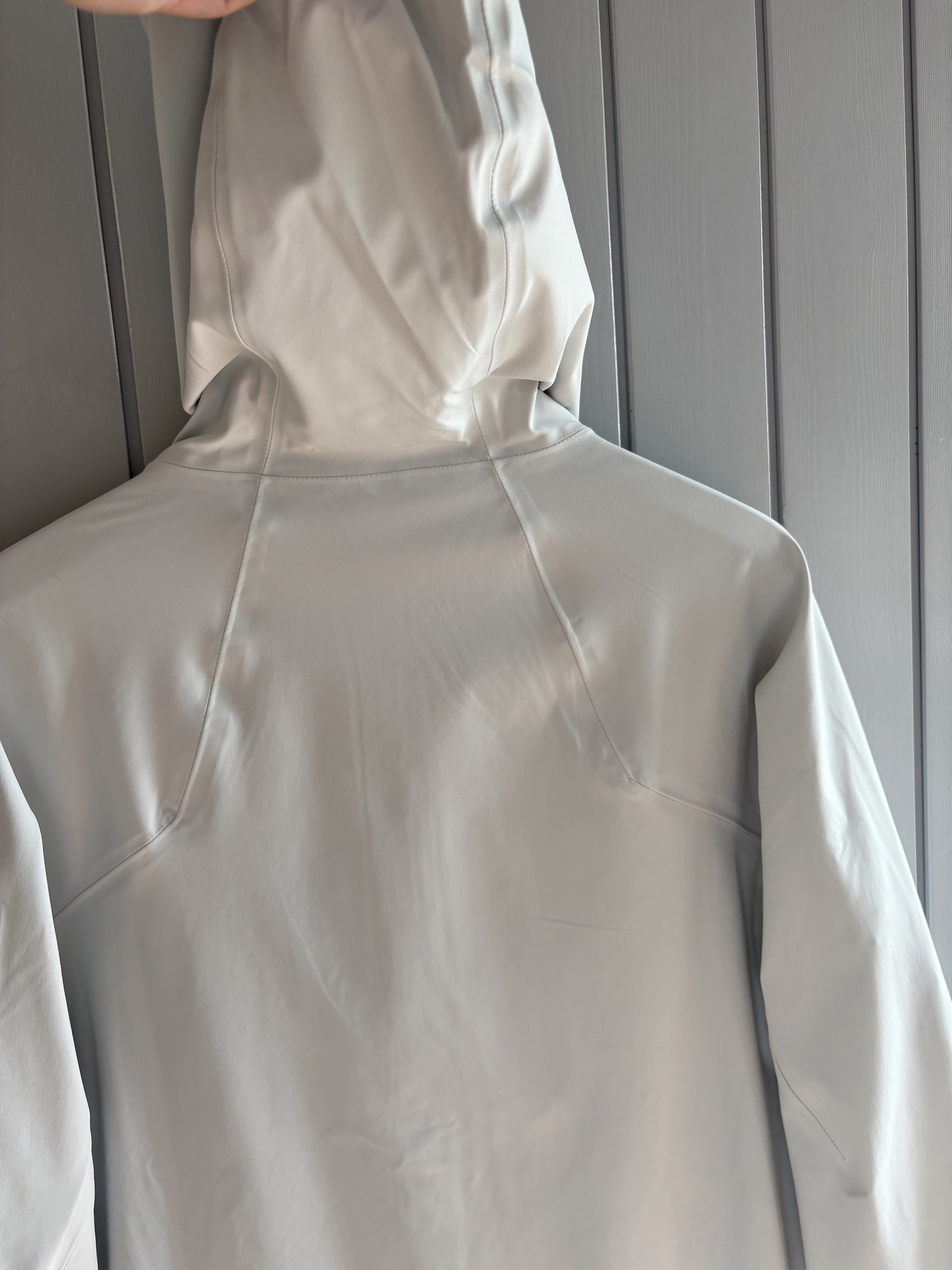 爆款 顶配 Beta SL冲锋衣是一款专为户外探险设计的高性能外套。采用GORE-TEX 面料。具备卓越