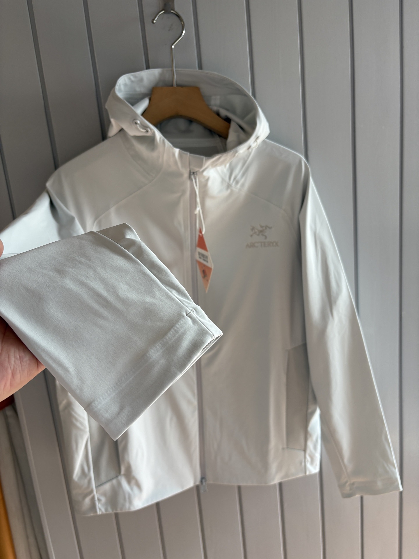 爆款 顶配 Beta SL冲锋衣是一款专为户外探险设计的高性能外套。采用GORE-TEX 面料。具备卓越