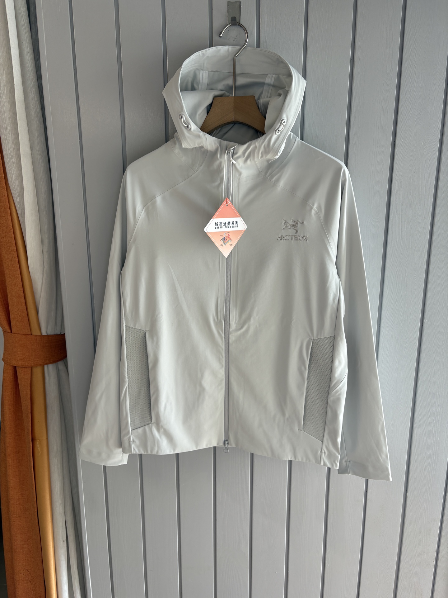 NO:550775,Top-up Beta SL jacket is a high-performance jacket designed for outdoor adventure. It is made of GORE-TEX fabric. It has excellent waterproof and breathable properties to ensure that it remains dry and comfortable in bad weather. Its high-quality design makes it easy to carry and is ideal for long-term hiking and traveling. The new Beta SL color is not only fashionable and eye-catching, but also increases visibility during outdoor activities and improves safety. The unique StormHood hood design provides comprehensive head protection without affecting the field of view. The underarm zipper design enhances breathability and prevents overheating. Whether it is mountaineering, hiking or daily commuting, the Archaeoptera Beta SL Sequoia jacket is an indispensable choice for you. Black color; beige size M-XXXL, arc'teryx, jackets &  coats, hats, alexander wang19860909爆款 顶配 Beta SL冲锋衣是一款专为户外探险设计的高性能外套. 采用GORE-TEX 面料. 具备卓越的防水透气性能,确保在恶劣天气下依然保持干爽舒适. 其高质量设计使其便于携带,非常适合长时间的徒步和旅行. Beta SL新色不仅时尚亮眼,还增加了户外活动中的可见性,提升安全性.独特的 StormHood帽兜设计,提供全面的头部保护,同时不影响视野. 腋下拉链设计增强了透气性,防止过热.无论是登山、徒步还是日常通勤,始祖鸟Beta SL红杉色冲锋衣都是您不可或缺的理想选择. 颜色黑色；米白 尺码M-XXXL,arc'teryx,jackets & coats,hats,alexander wang,Men's clothing