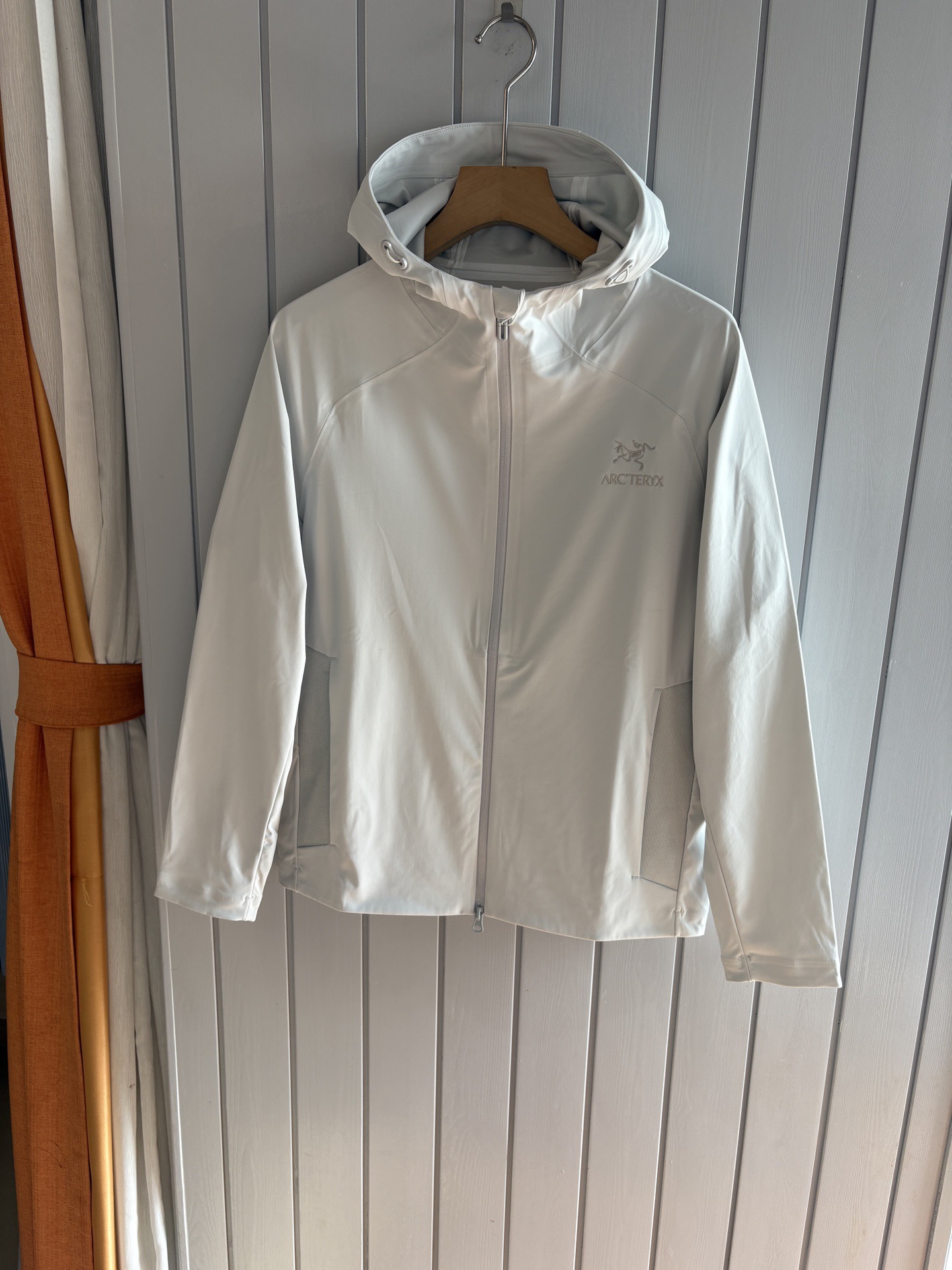 爆款 顶配 Beta SL冲锋衣是一款专为户外探险设计的高性能外套。采用GORE-TEX 面料。具备卓越