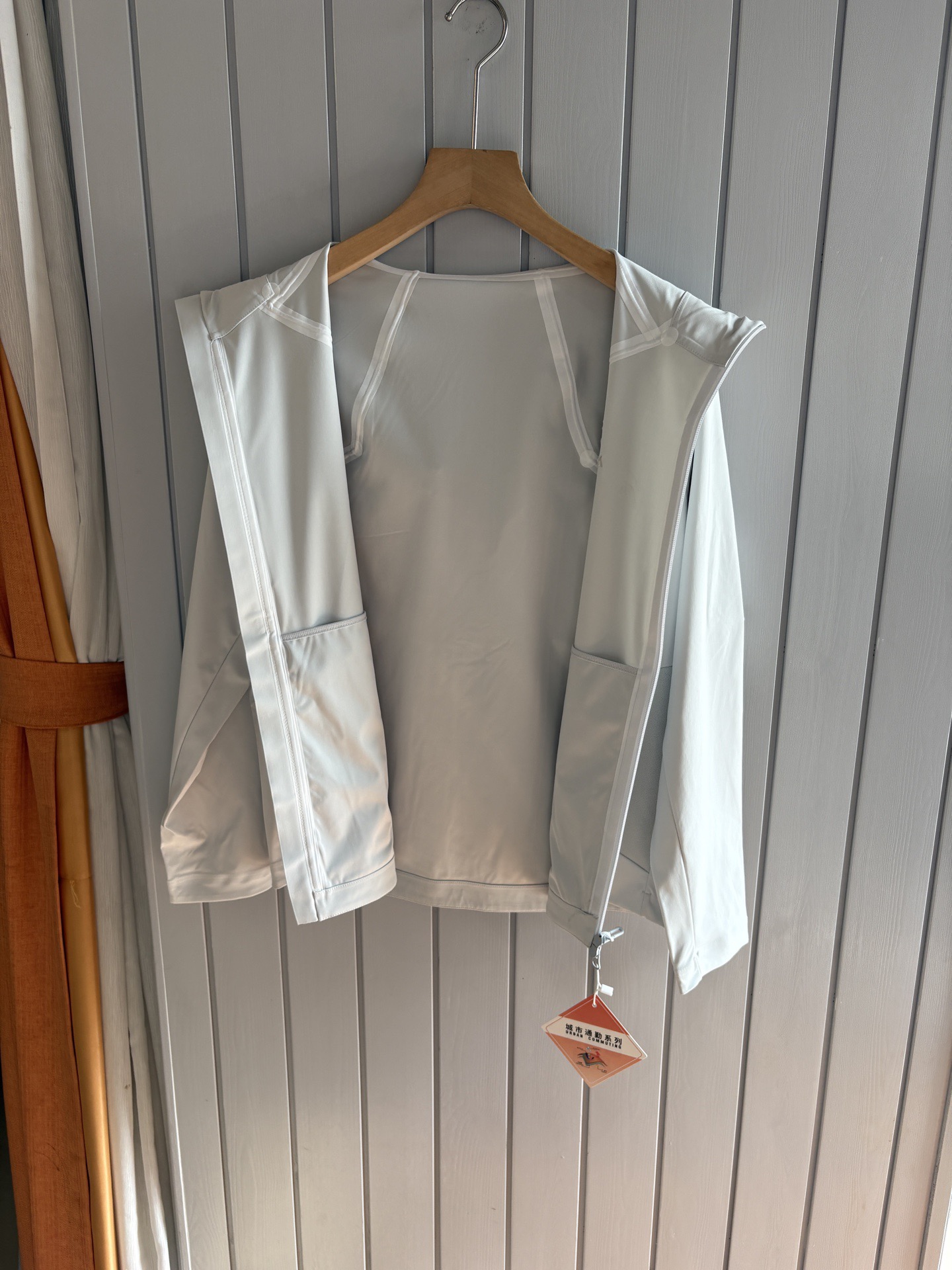 爆款 顶配 Beta SL冲锋衣是一款专为户外探险设计的高性能外套。采用GORE-TEX 面料。具备卓越