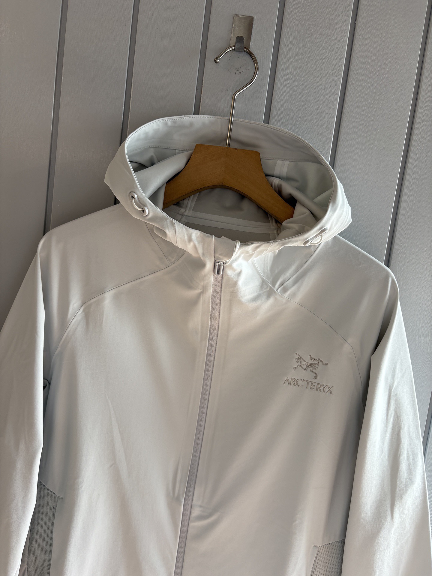 爆款 顶配 Beta SL冲锋衣是一款专为户外探险设计的高性能外套。采用GORE-TEX 面料。具备卓越