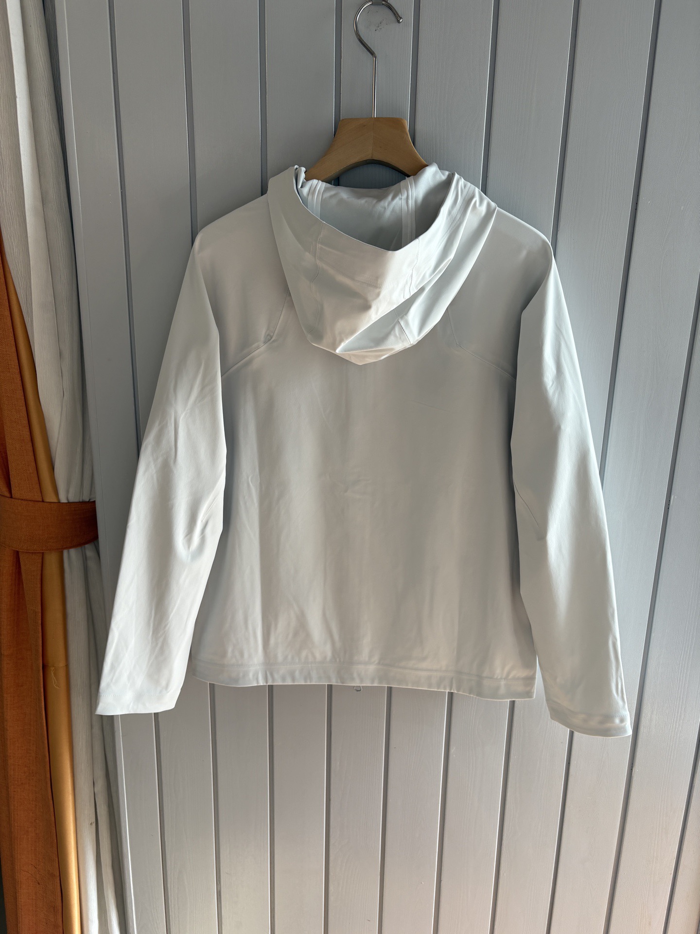 爆款 顶配 Beta SL冲锋衣是一款专为户外探险设计的高性能外套。采用GORE-TEX 面料。具备卓越