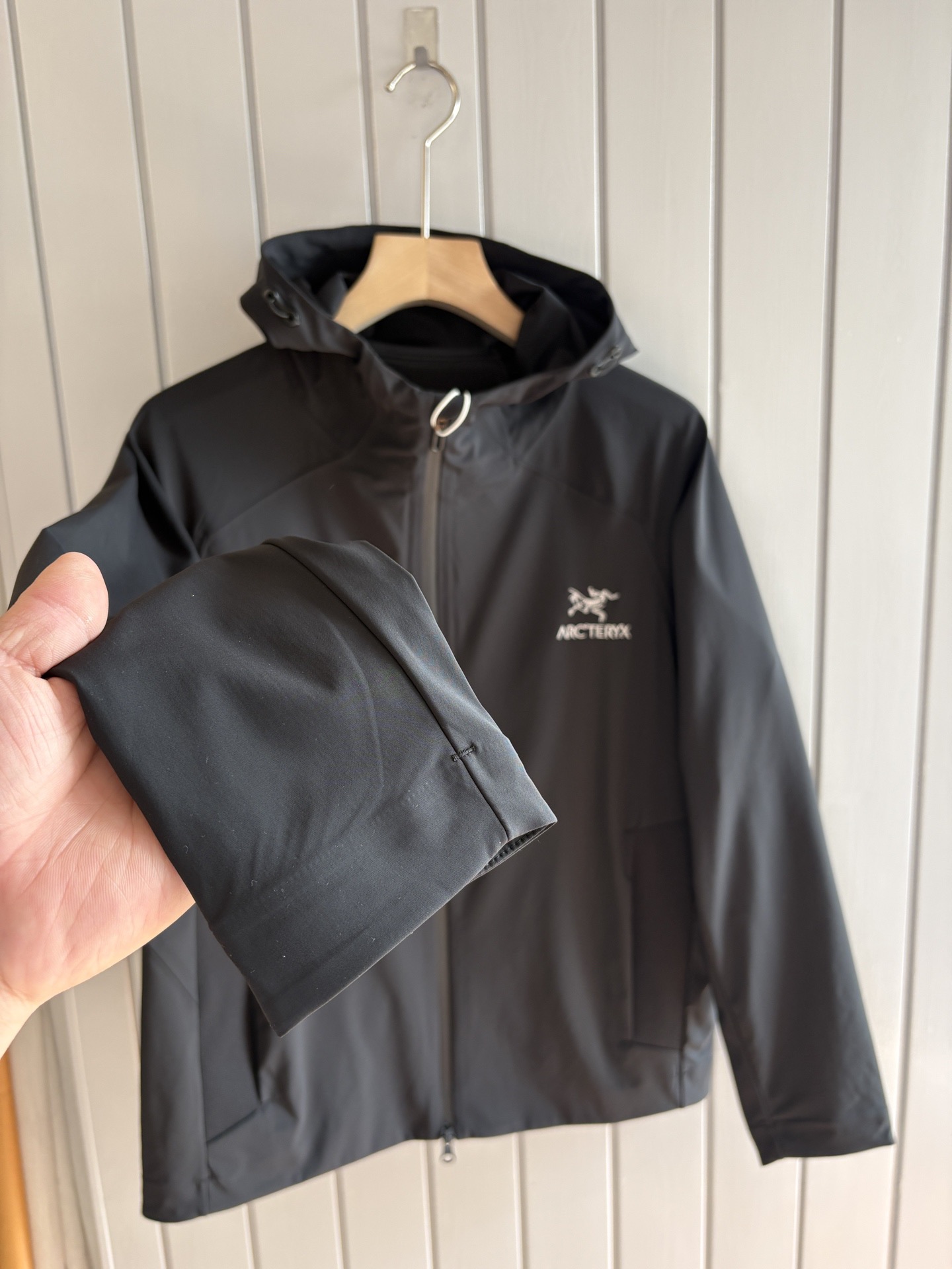 爆款 顶配 Beta SL冲锋衣是一款专为户外探险设计的高性能外套。采用GORE-TEX 面料。具备卓越