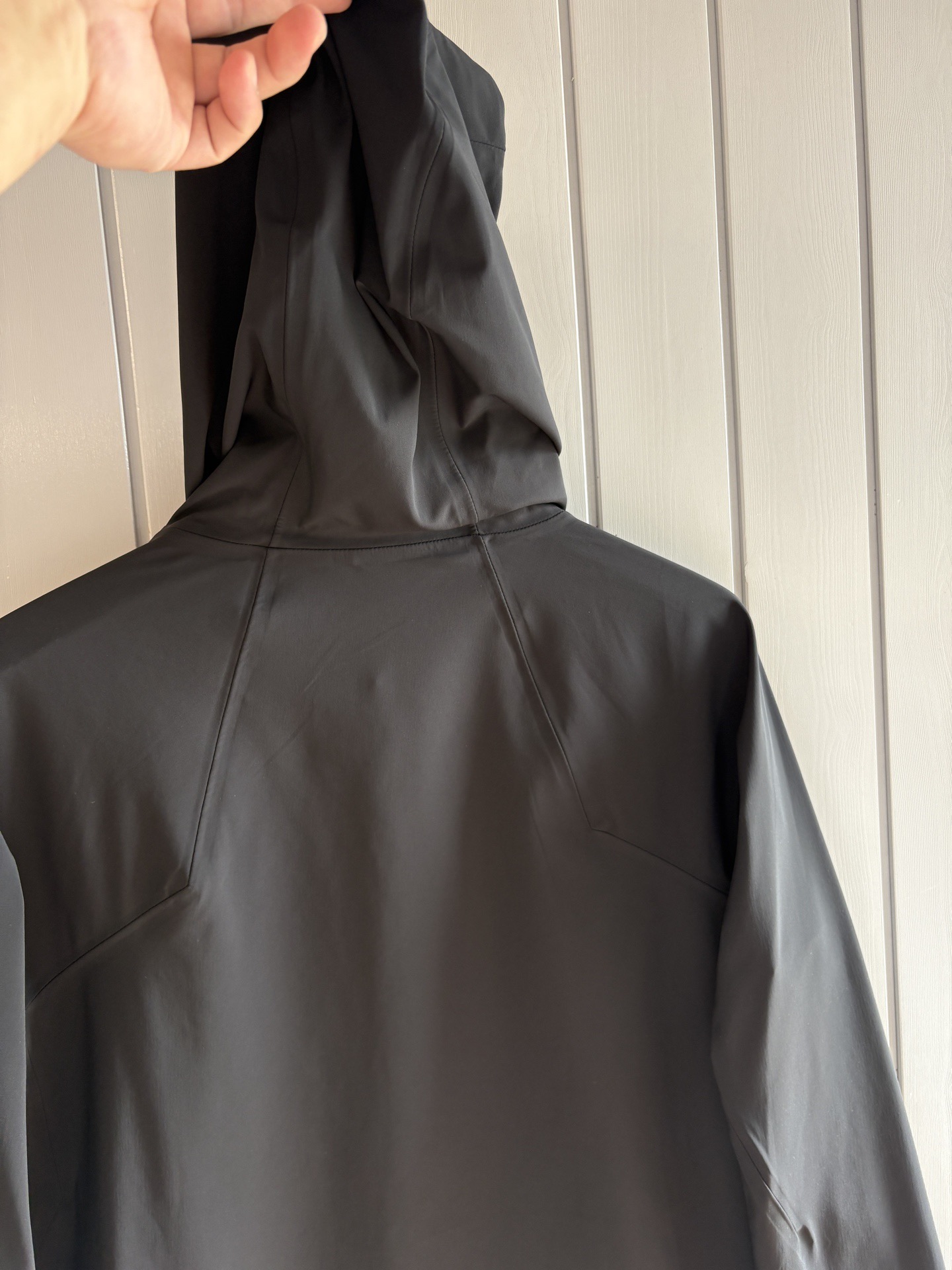 爆款 顶配 Beta SL冲锋衣是一款专为户外探险设计的高性能外套。采用GORE-TEX 面料。具备卓越